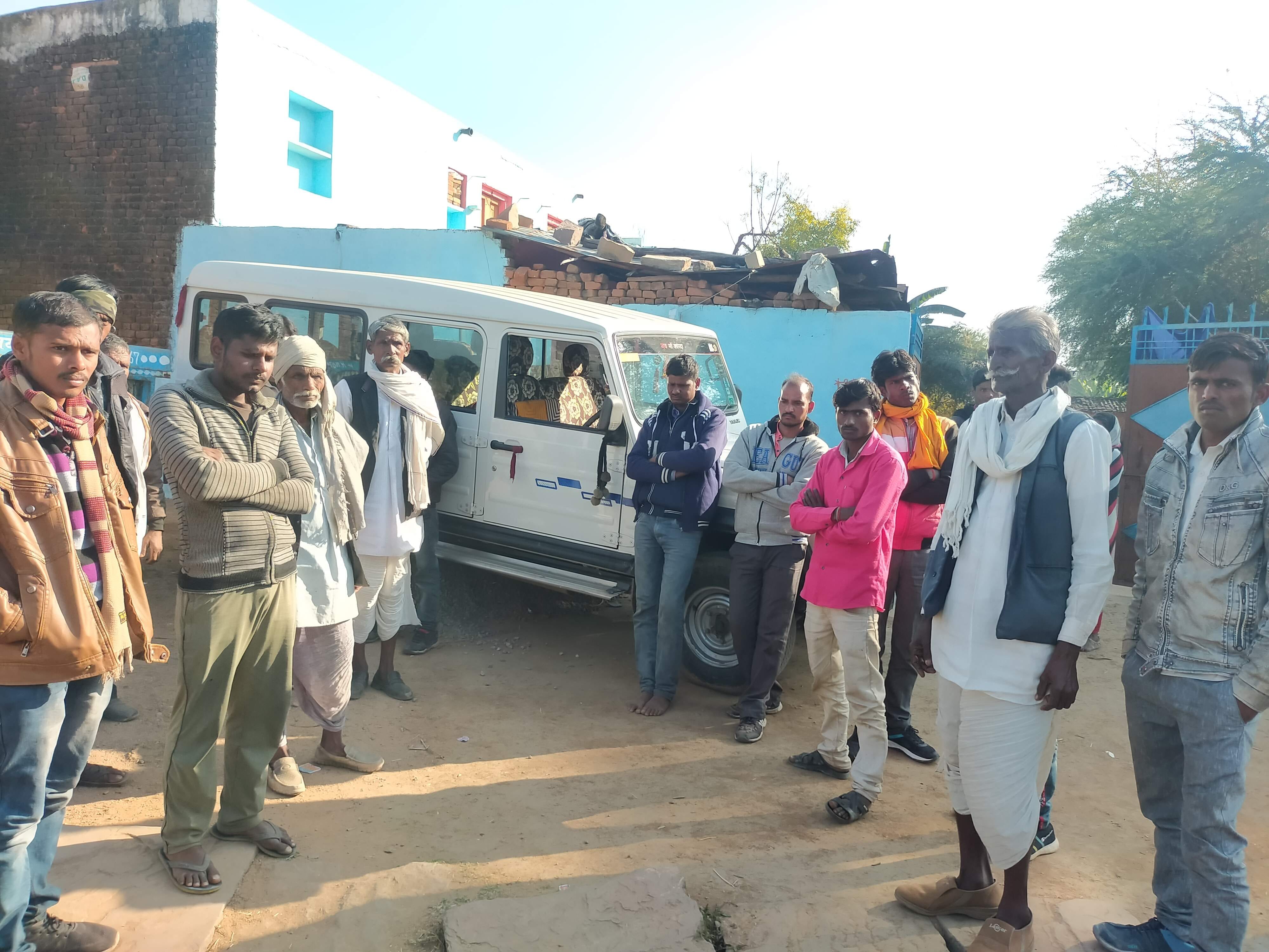 घर के बाहर खड़े परिजन और ग्रामीण। घर के बाहर खड़े परिजन और ग्रामीण।
