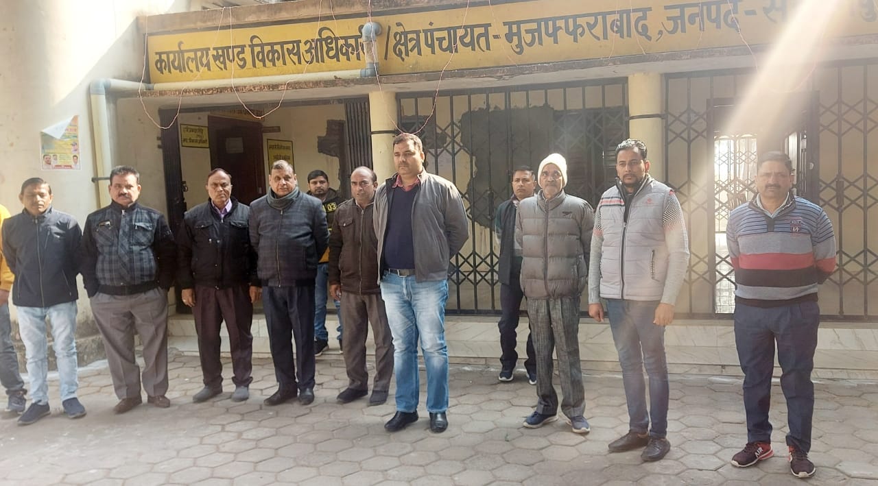 मुजफ्फराबाद में मौन धारण करते राज्य कर्मचारी मुजफ्फराबाद में मौन धारण करते राज्य कर्मचारी