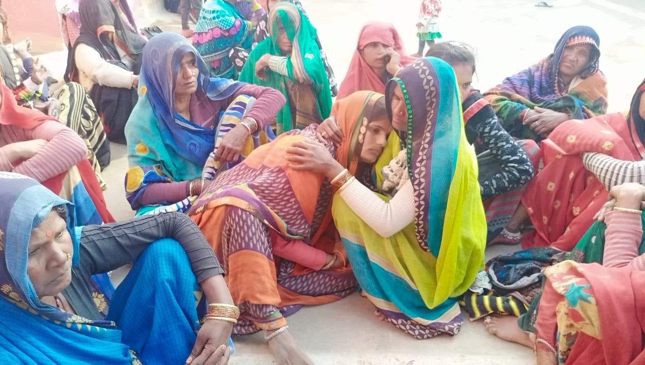 रोती बिलखती मृतक अंश की मां और अन्य परिजन। रोती बिलखती मृतक अंश की मां और अन्य परिजन।