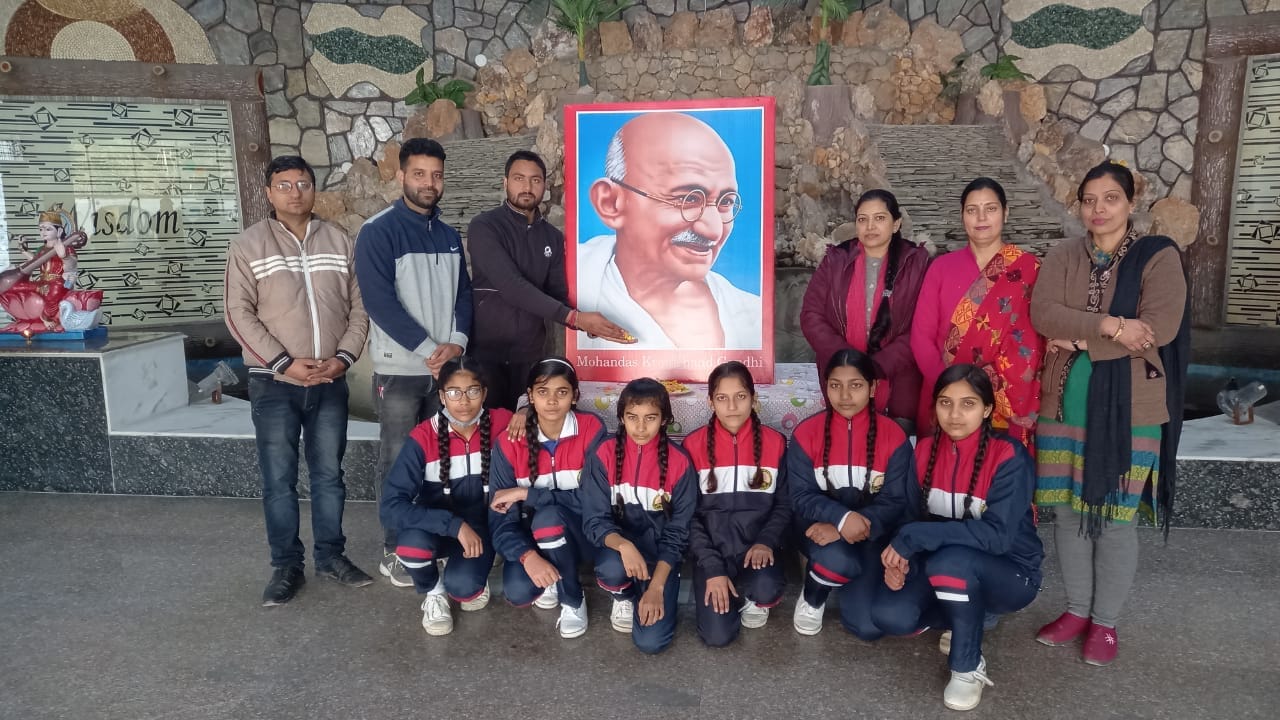 दिव्य पब्लिक स्कूल में गांधी जी के चित्र पर पुष्पाजंलि अर्पित करते बच्चें दिव्य पब्लिक स्कूल में गांधी जी के चित्र पर पुष्पाजंलि अर्पित करते बच्चें