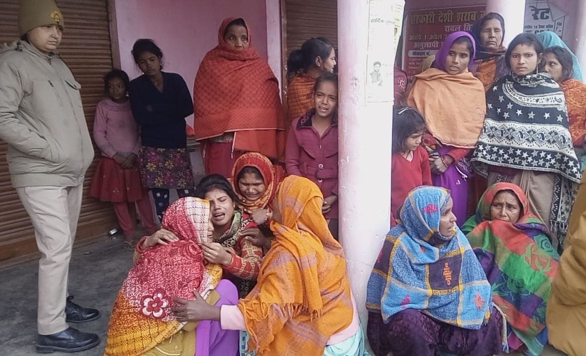 मृतक के बिलखते परिजन। संवाद मृतक के बिलखते परिजन। संवाद