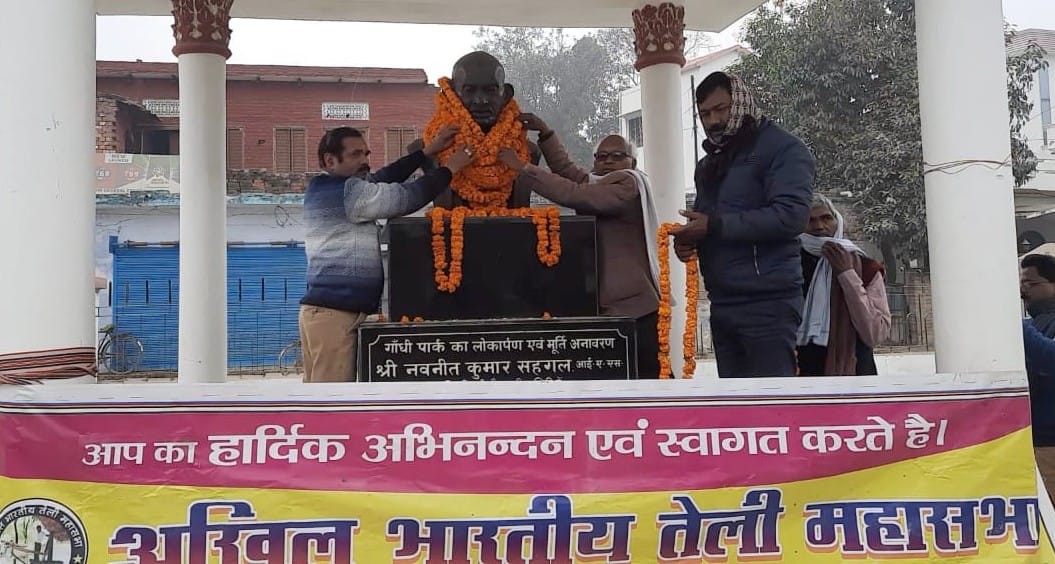 महात्मा गांधी की पुण्यतिथि के मौके पर गांधी प्रतिमा पर माल्यार्पण कर नमन करते अखिल भारतीय तेली म?