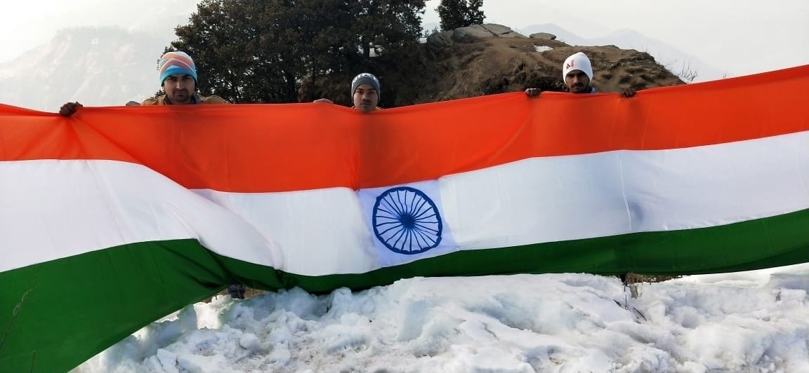 हिमालय की सबसे ऊंची चोटी पर तिरंगा लहराते पर्वतारोही अरुण शर्मा व प्रदीप। हिमालय की सबसे ऊंची चोटी पर तिरंगा लहराते पर्वतारोही अरुण शर्मा व प्रदीप।