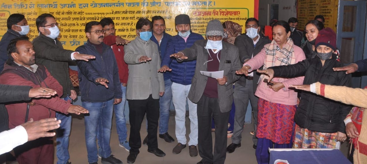 शामली सीएचसी में शपथ लेते स्वास्थ्य विभाग के कर्मचारी शामली सीएचसी में शपथ लेते स्वास्थ्य विभाग के कर्मचारी