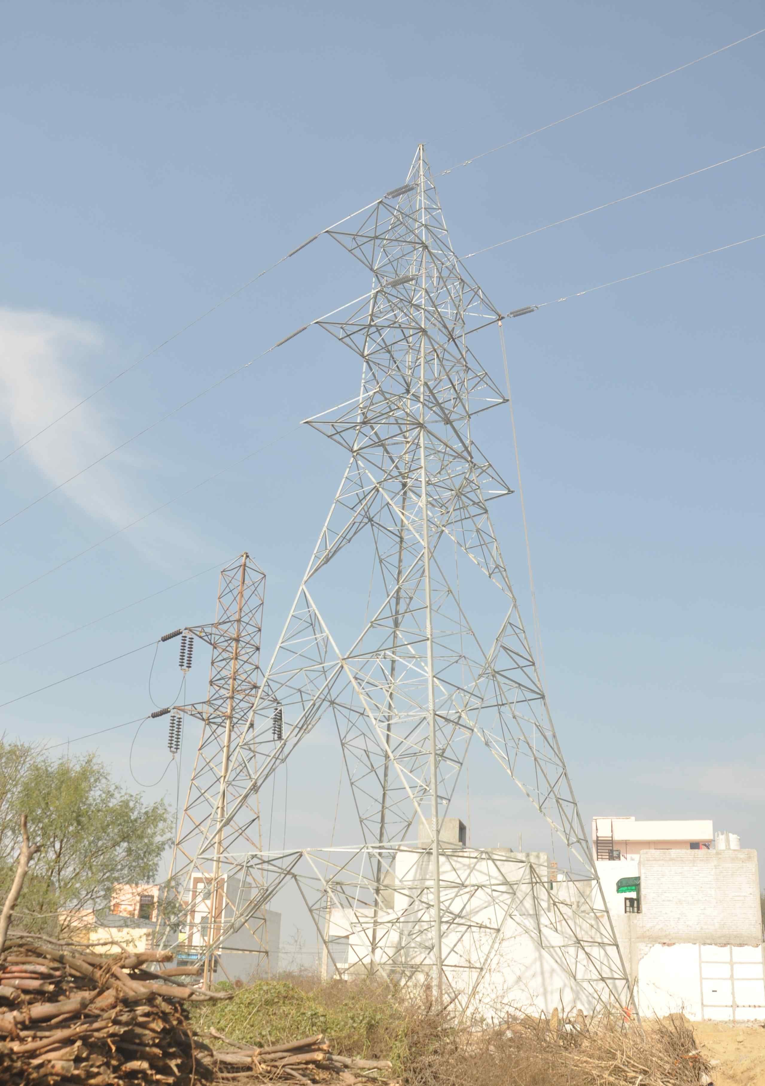 विशाल नगर में एलिवेटेड ट्रैक से बिजली तार ऊंचे करने को लगा हाईटेंशन लाइन का टावर। संवाद विशाल नगर में एलिवेटेड ट्रैक से बिजली तार ऊंचे करने को लगा हाईटेंशन लाइन का टावर। संवाद