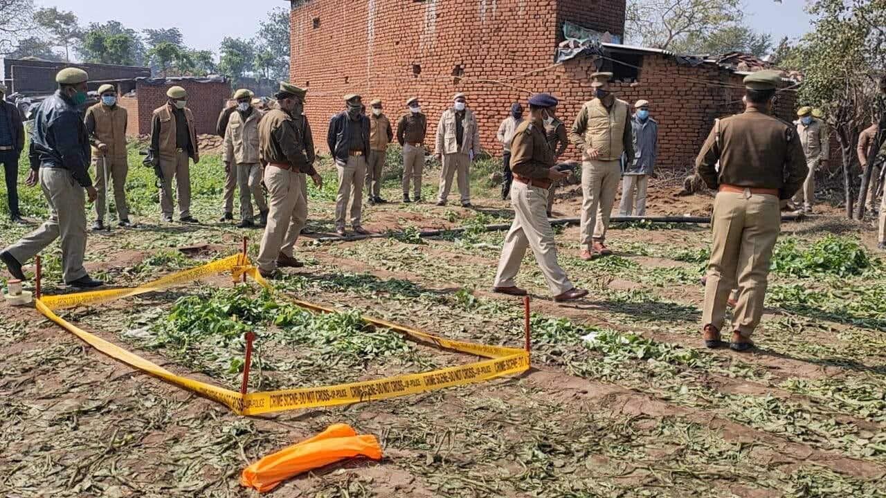 घटना स्थल पर मौजूद पुलिस। घटना स्थल पर मौजूद पुलिस।