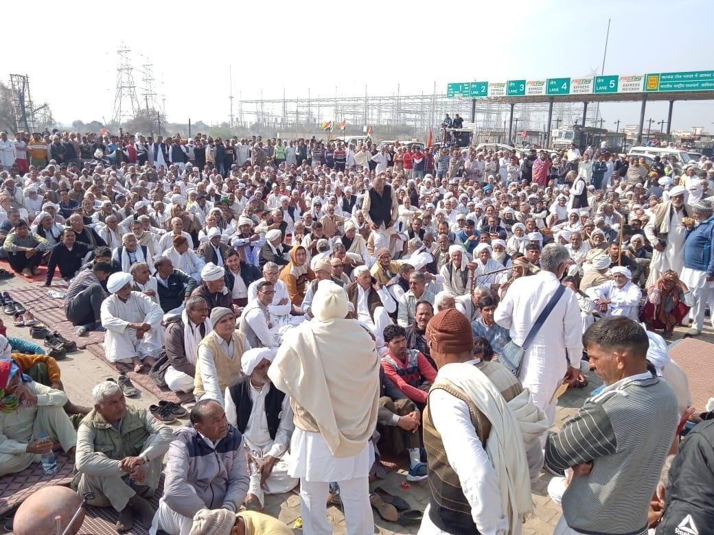 खटकड़ टोल प्लाजा पर विचार रखते विभिन्न खाप प्रतिनिधि। संवाद खटकड़ टोल प्लाजा पर विचार रखते विभिन्न खाप प्रतिनिधि। संवाद