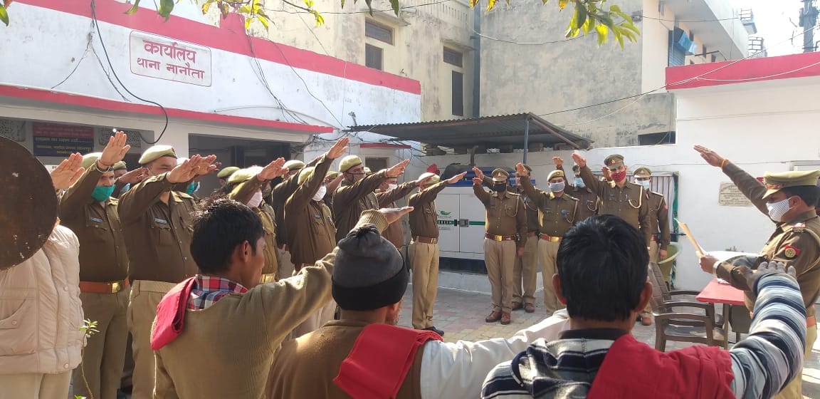 नानौता में पुलिस कर्मियों व चौकीदारों को शपथ दिलाते थानाध्यक्ष नानौता में पुलिस कर्मियों व चौकीदारों को शपथ दिलाते थानाध्यक्ष