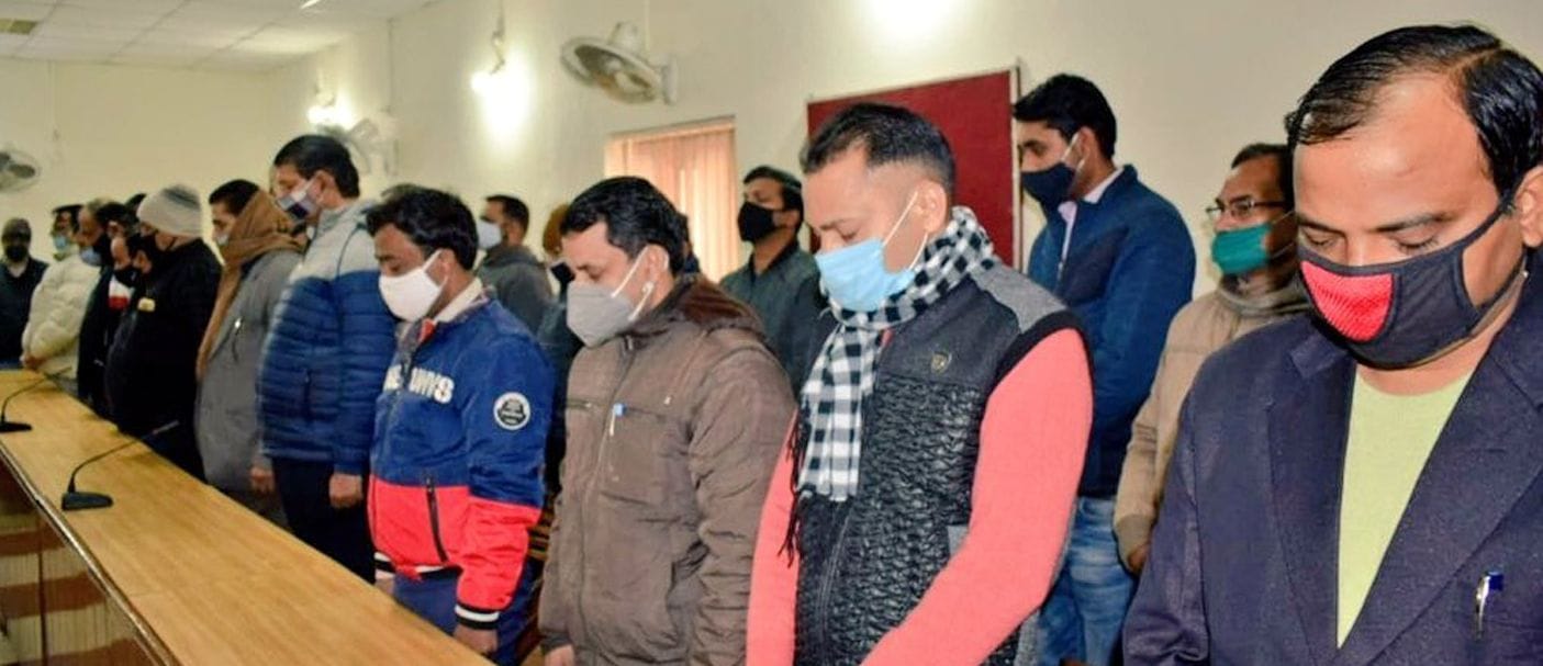 कलक्ट्रेट में राष्ट्रपिता महात्मा गांधी को श्रद्धांजलि देते कर्मचारी। कलक्ट्रेट में राष्ट्रपिता महात्मा गांधी को श्रद्धांजलि देते कर्मचारी।