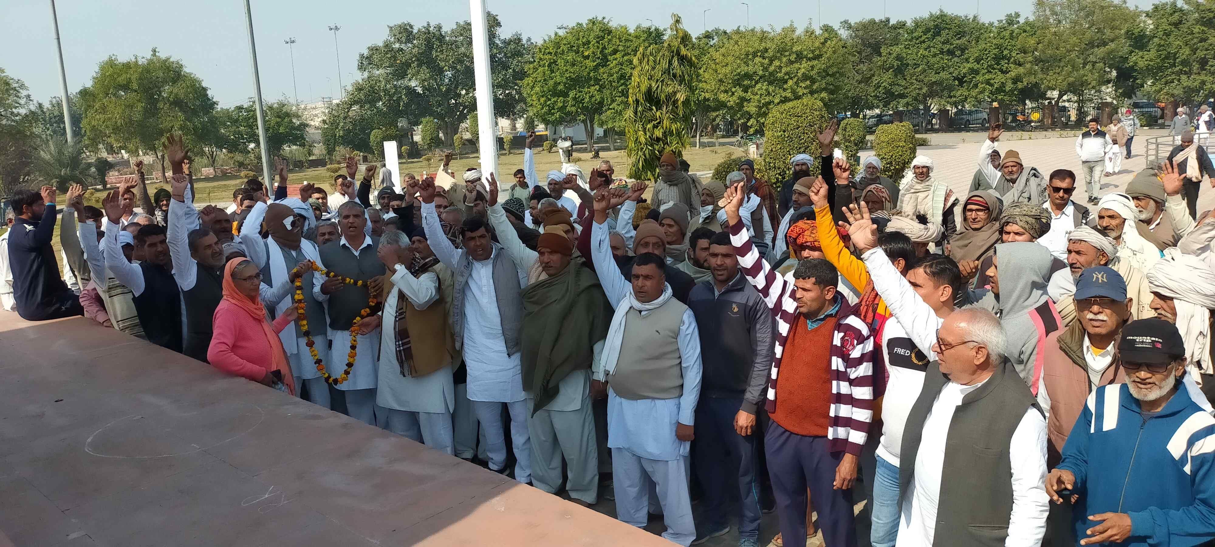 छोटूराम पार्क में जुटे हुड्डा खाप के लोग।