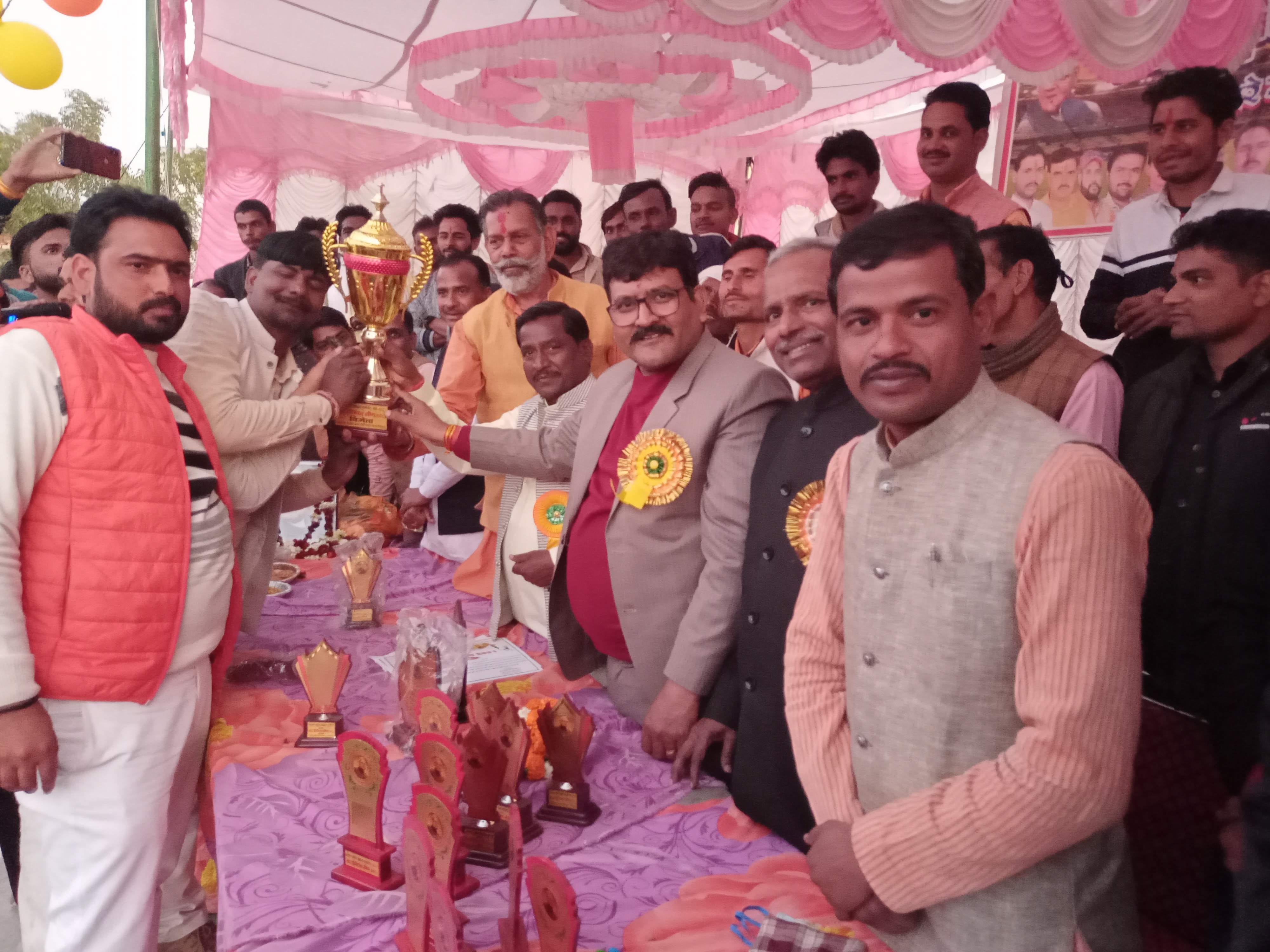 विजेताओं को शील्ड प्रदान करते अतिथिगण। विजेताओं को शील्ड प्रदान करते अतिथिगण।