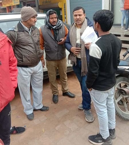 पचास हजार से ज्यादा के बकायेदारों की जारी होगी आरसी पंजीकरण कराने के लिए उपभोक्ता को समझाते जेई अजय अवस्थी।