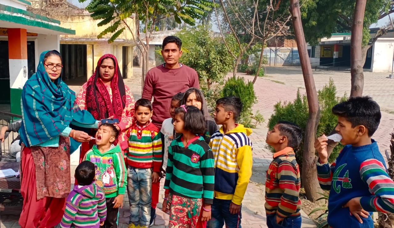 9-जानसठ के गांव सादपुर में पोलियो की दवाई पिलाते स्वास्थ्य विभाग के कर्मचारी