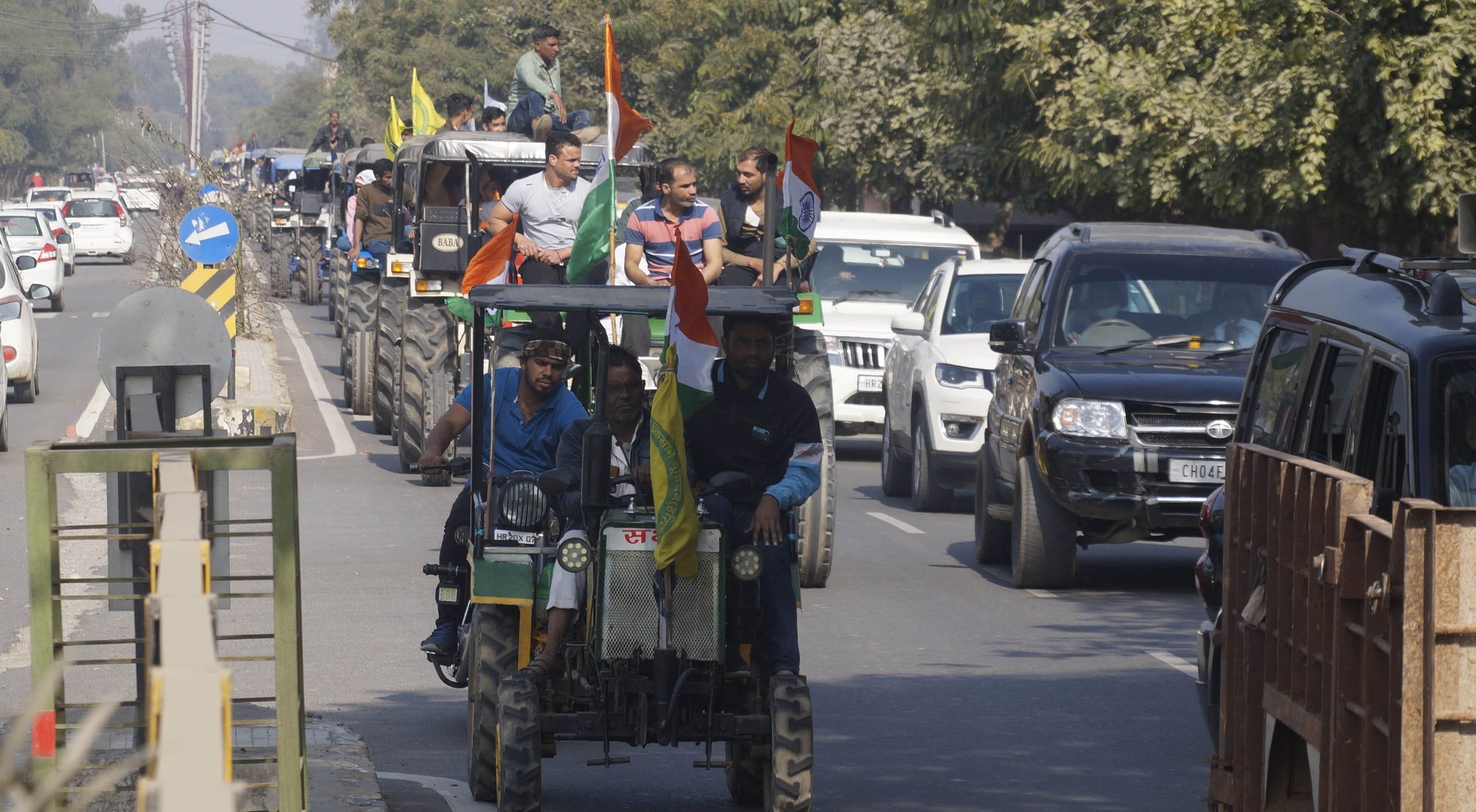 शहर के राजगढ़ रोड से गुजरता किसानों का ट्रैक्टर मार्च। शहर के राजगढ़ रोड से गुजरता किसानों का ट्रैक्टर मार्च।