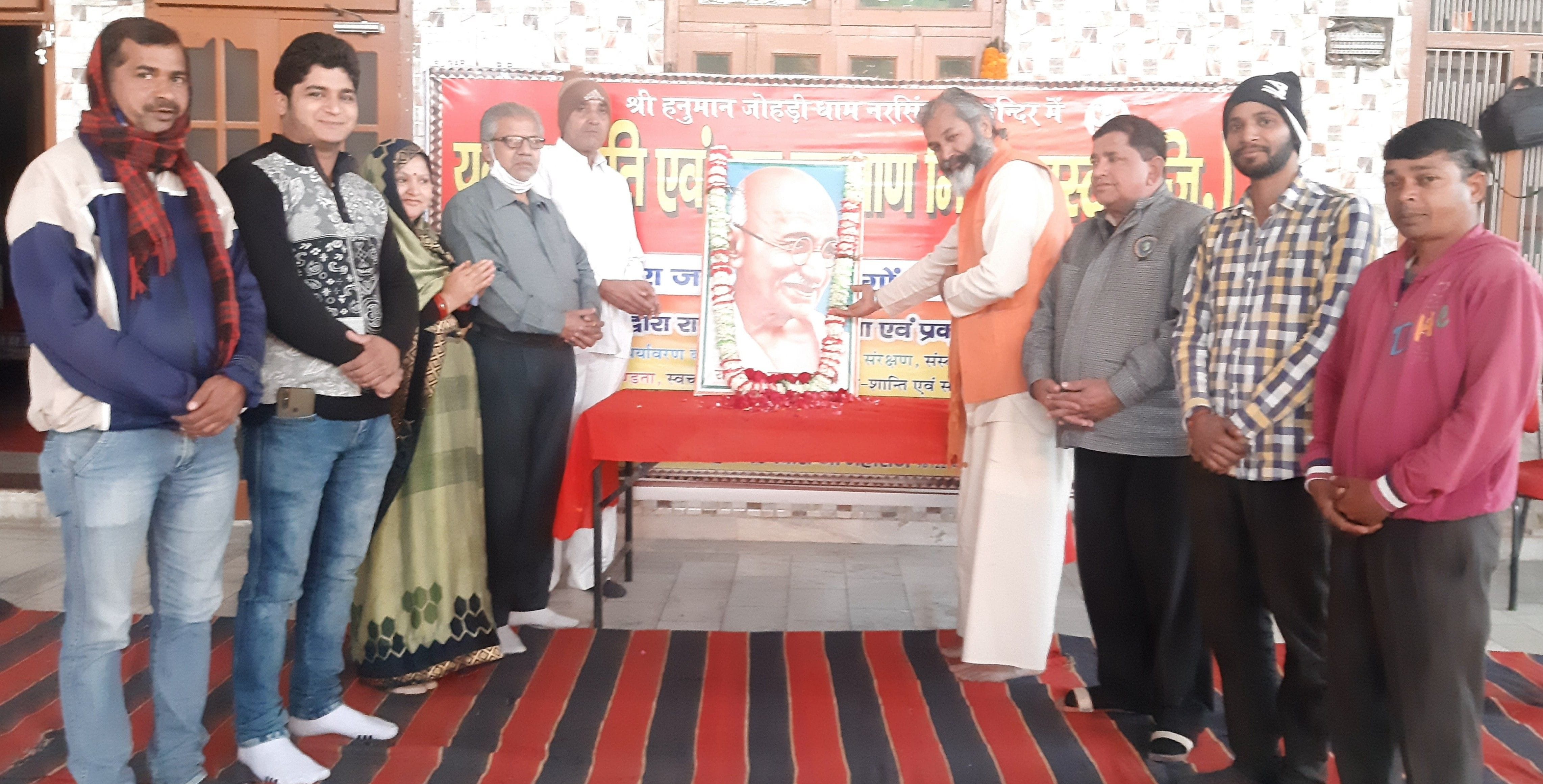महात्मा गांधी के चित्र पर पुष्प अर्पित करते महंत चरणदास व अन्य। महात्मा गांधी के चित्र पर पुष्प अर्पित करते महंत चरणदास व अन्य।