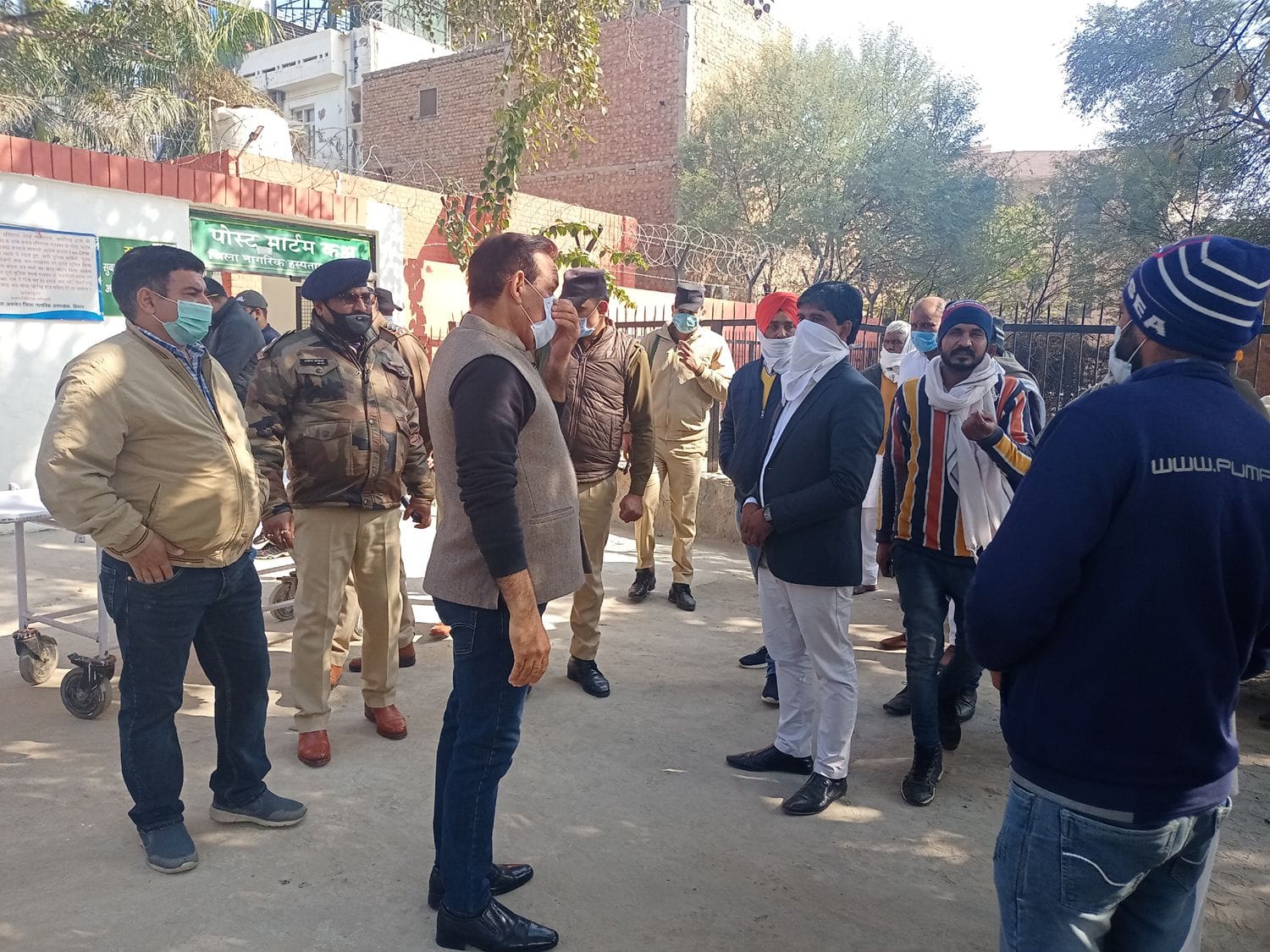 पोस्टमार्टम के दौरान एसपी, डीएसपी से बात करते मृतक के परिजन। पोस्टमार्टम के दौरान एसपी, डीएसपी से बात करते मृतक के परिजन।