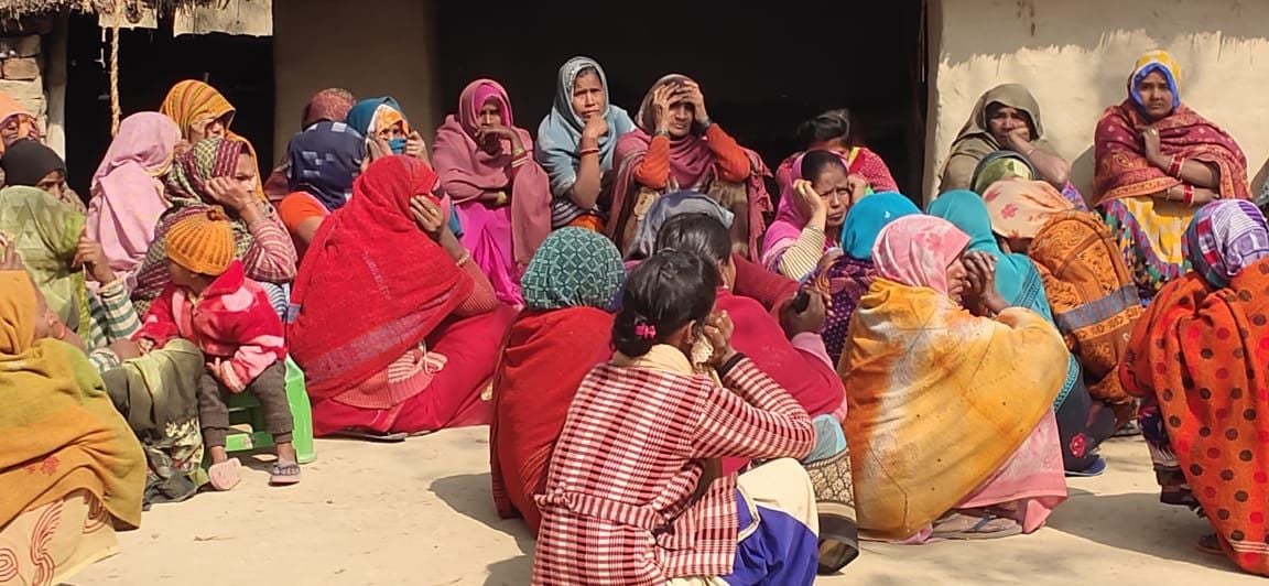 कंधई थाने के गांगपाटी गांव में विवाहिता की मौत पर बिलखते परिजन। कंधई थाने के गांगपाटी गांव में विवाहिता की मौत पर बिलखते परिजन।
