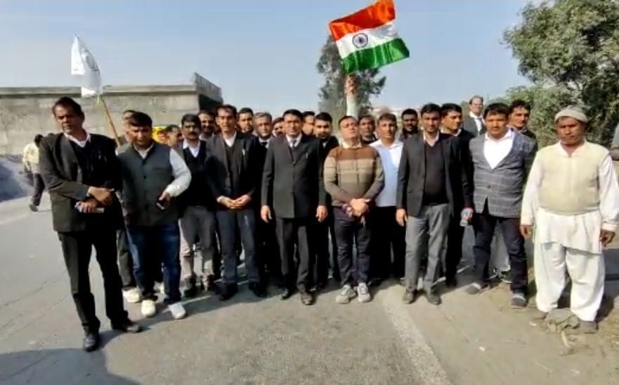 कुंडली धरनास्थल पर पहुंचे चरखी दादरी बार एसोसिएशन के सदस्य। संवाद कुंडली धरनास्थल पर पहुंचे चरखी दादरी बार एसोसिएशन के सदस्य। संवाद