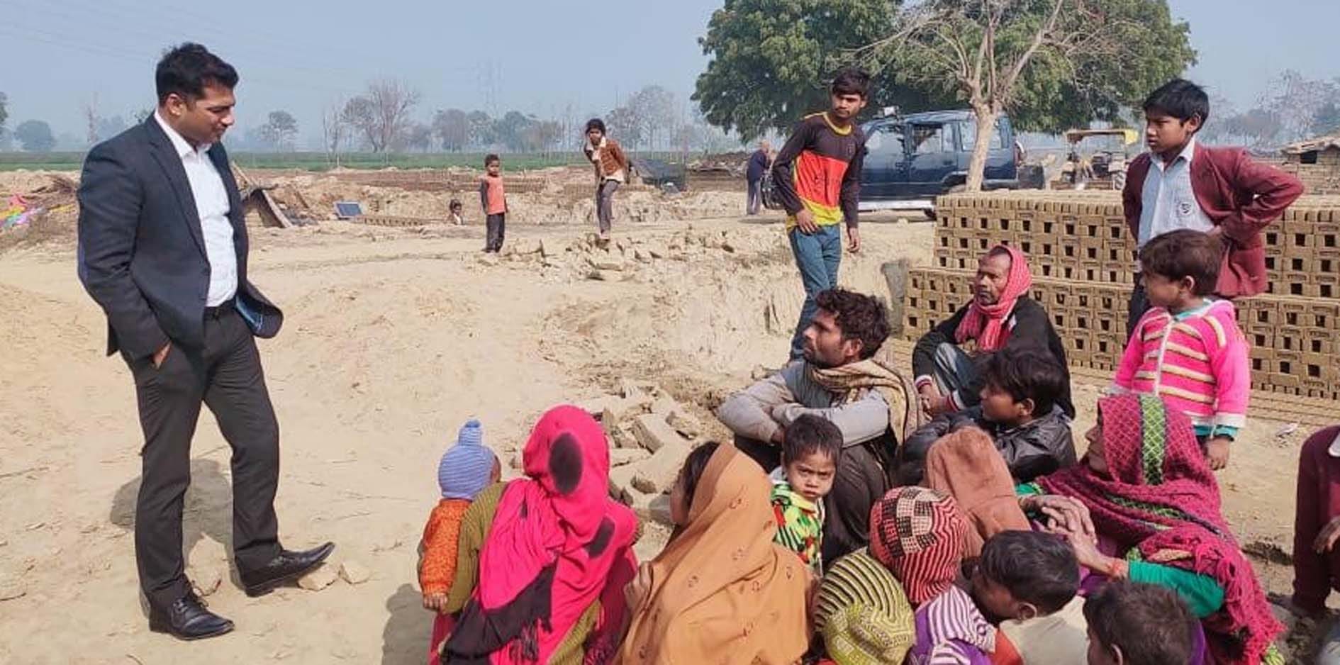 कासगंज के सोरों थाना क्षेत्र के गांव पहाड़पुरखुर्द में युवक की हत्या के मामले में घटनास्थल के पा? कासगंज के सोरों थाना क्षेत्र के गांव पहाड़पुरखुर्द में युवक की हत्या के मामले में घटनास्थल के पा?