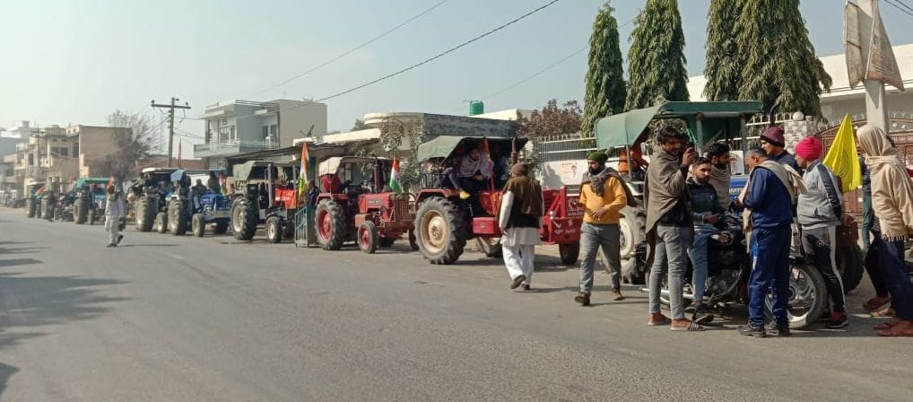 गांव रोहट से धरनास्थल के लिए रवाना होते ग्रामीण। संवाद गांव रोहट से धरनास्थल के लिए रवाना होते ग्रामीण। संवाद