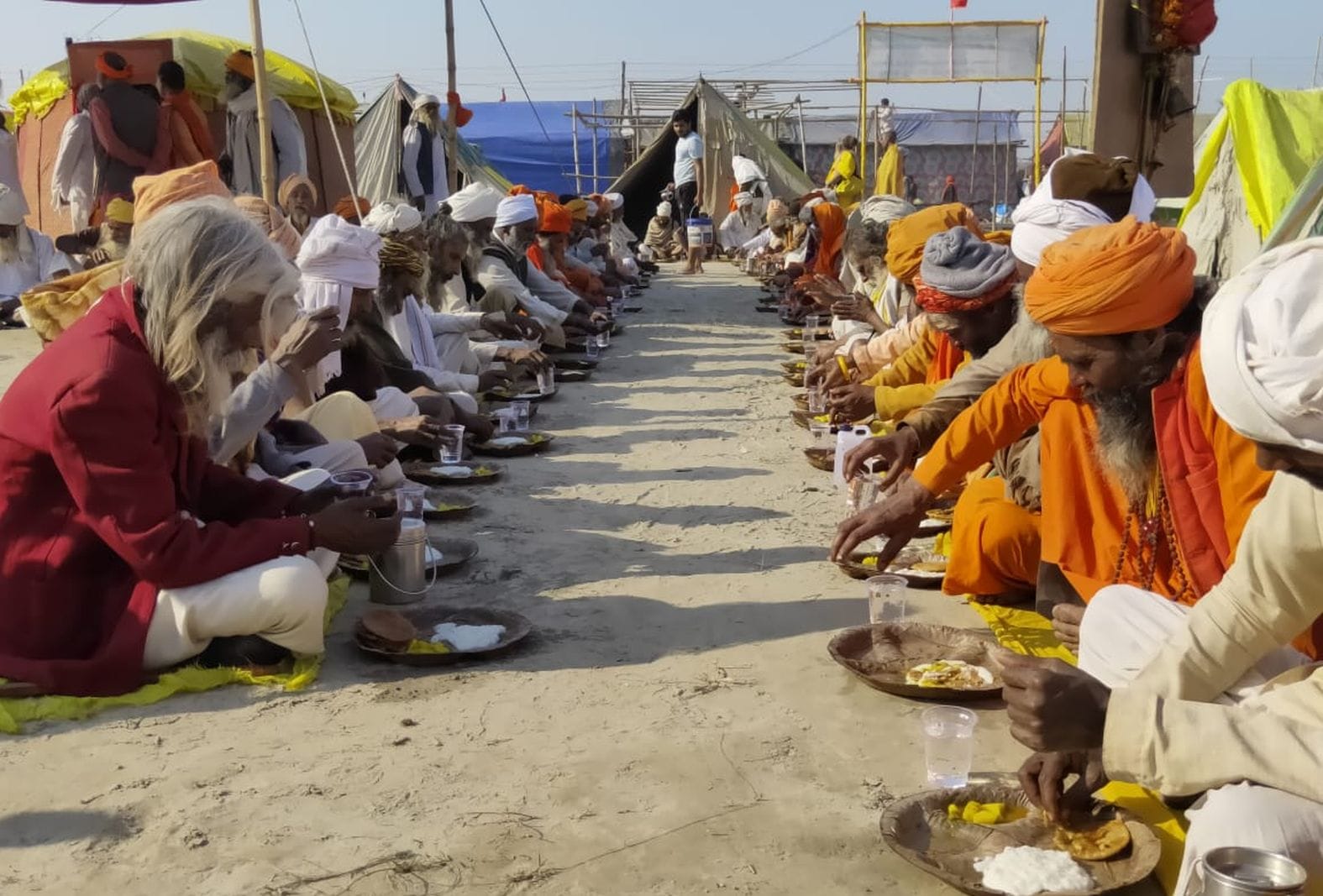 रामनगरिया मेला में भंडारे में  प्रसाद ग्रहण करते साधु। संवाद