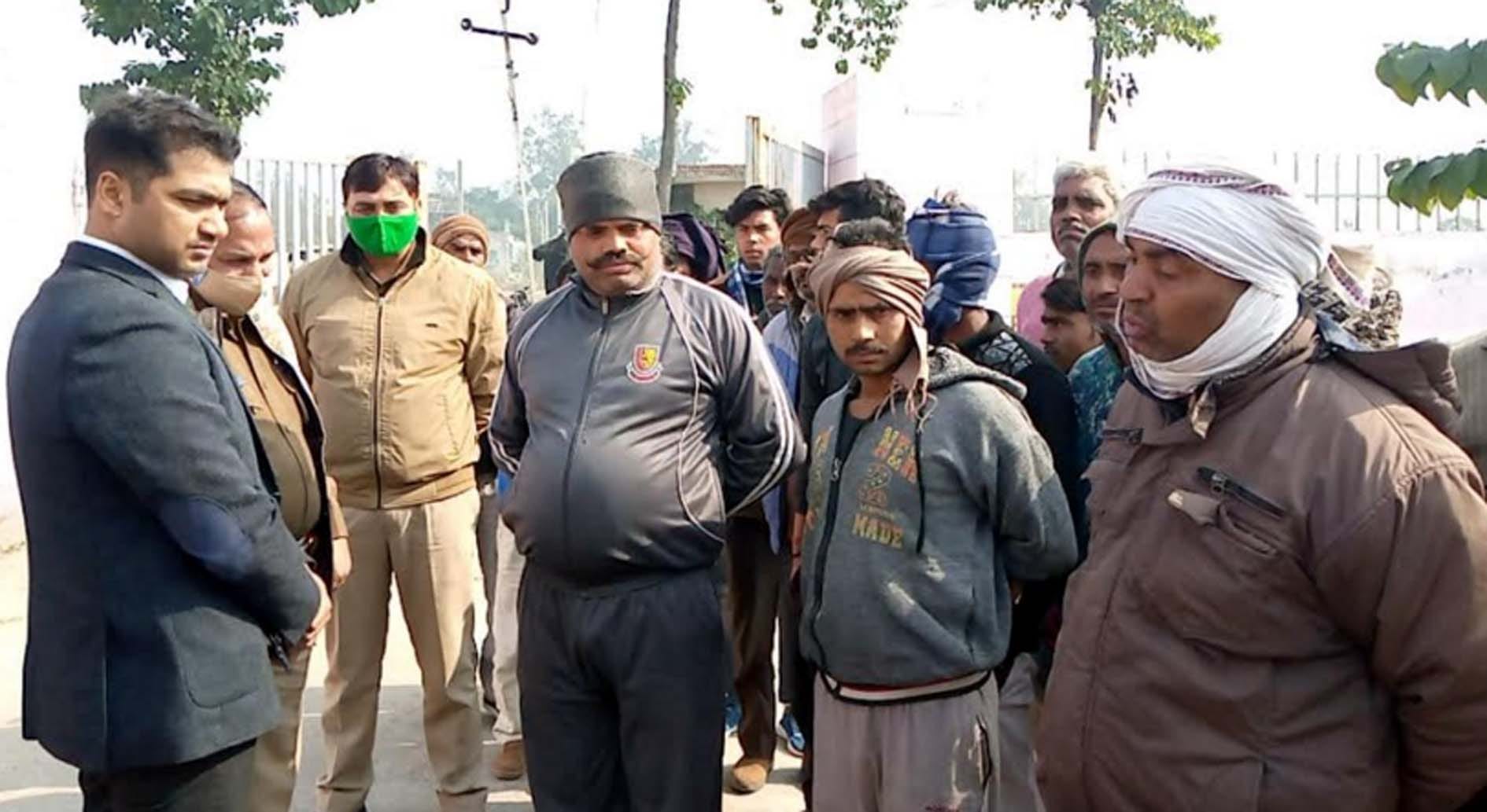 कासगंज के सोरों थाना क्षेत्र के गांव पहाड़पुरखुर्द में युवक की हत्या के मामले में परिजनों से पूछ? कासगंज के सोरों थाना क्षेत्र के गांव पहाड़पुरखुर्द में युवक की हत्या के मामले में परिजनों से पूछ?