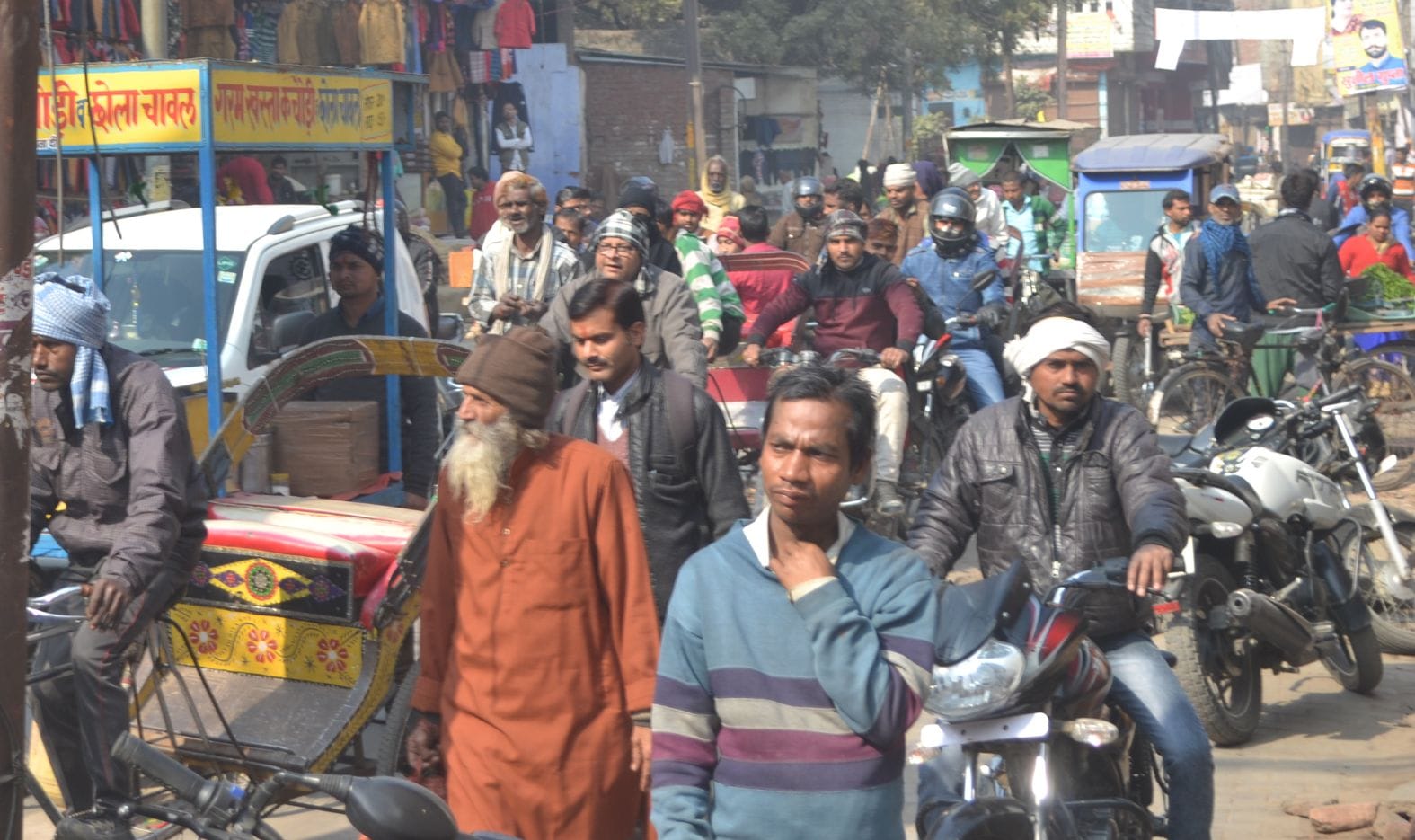 लाल सराय पानी की टंकी के पास ट्रक खराब होन से लगे जाम में फंसे लोग। संवाद