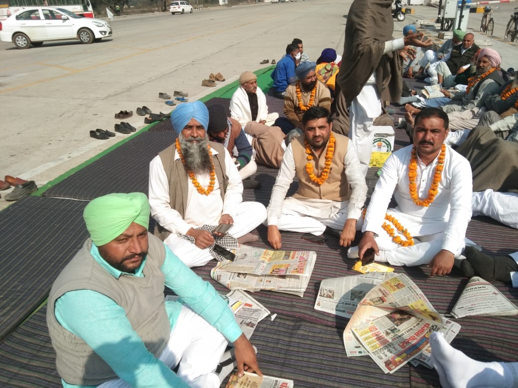 जलौली-नग्गल टोल प्लाजा पर उपवास पर र्बैठे किसान।