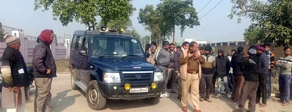 कासगंज के पोस्टमार्टम हाऊस पर एकत्रित हत्या का शिकार युवक के परिजनों से घटना की जानकारी लेती पुल? कासगंज के पोस्टमार्टम हाऊस पर एकत्रित हत्या का शिकार युवक के परिजनों से घटना की जानकारी लेती पुल?