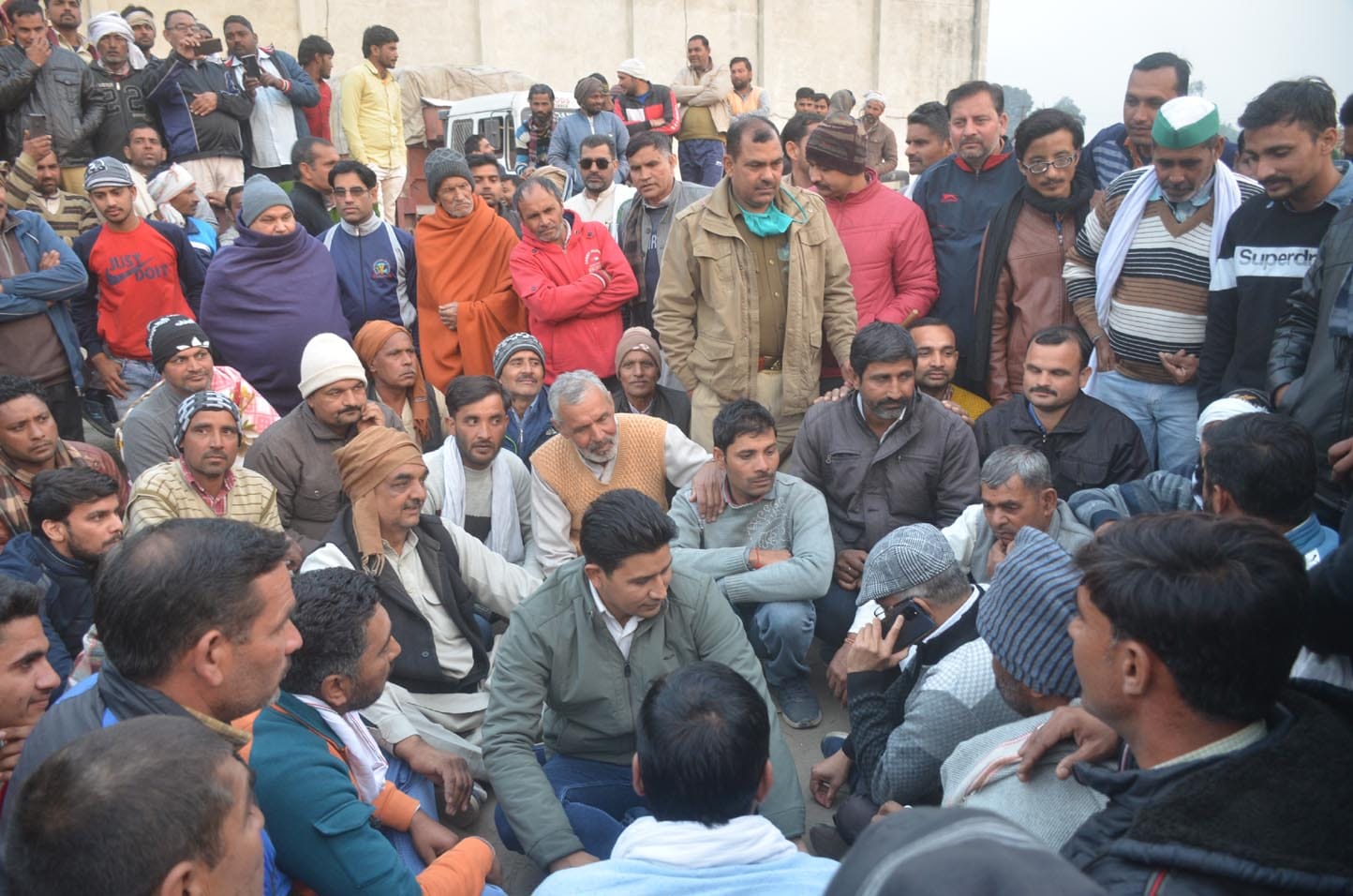 7-मोरना मिल में घटतौली के विरोध में मिल अधिकारियों को किसानों ने अपने बीच बैठाया। 7-मोरना मिल में घटतौली के विरोध में मिल अधिकारियों को किसानों ने अपने बीच बैठाया।
