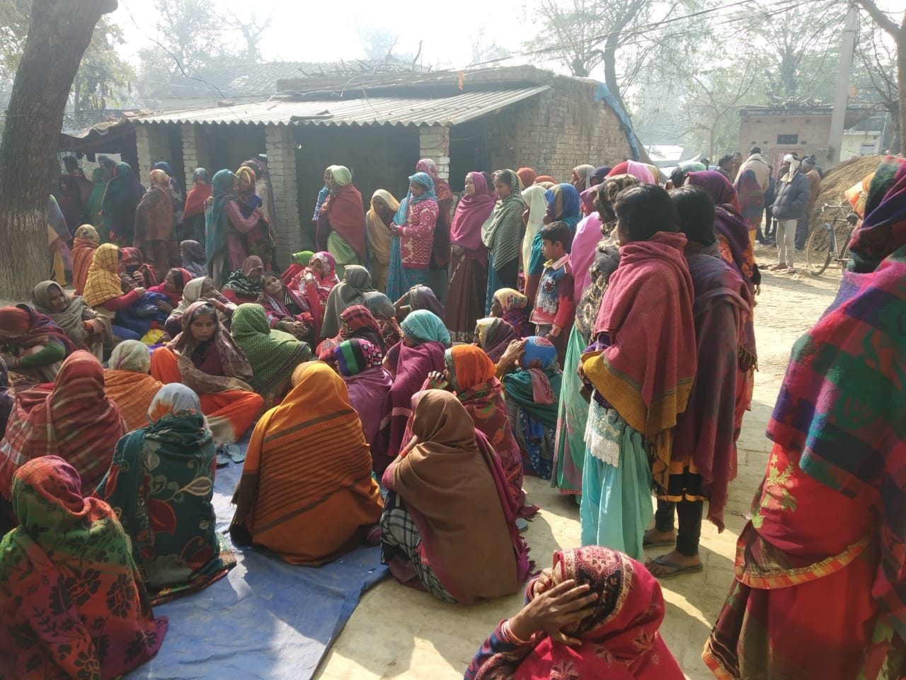 मानधाता के सराय सुजान में युवक के घर जुटी भीड़। मानधाता के सराय सुजान में युवक के घर जुटी भीड़।