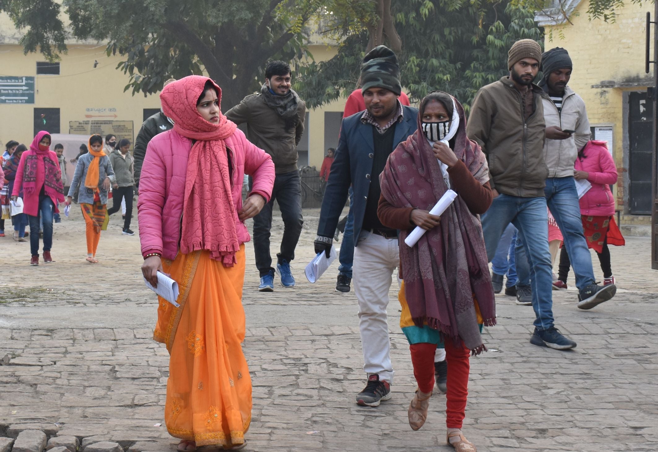 अयोध्या-फार्ब्स इंटर कॉलेज में परीक्षा देकर बाहर आते परीक्षार्थी अयोध्या-फार्ब्स इंटर कॉलेज में परीक्षा देकर बाहर आते परीक्षार्थी