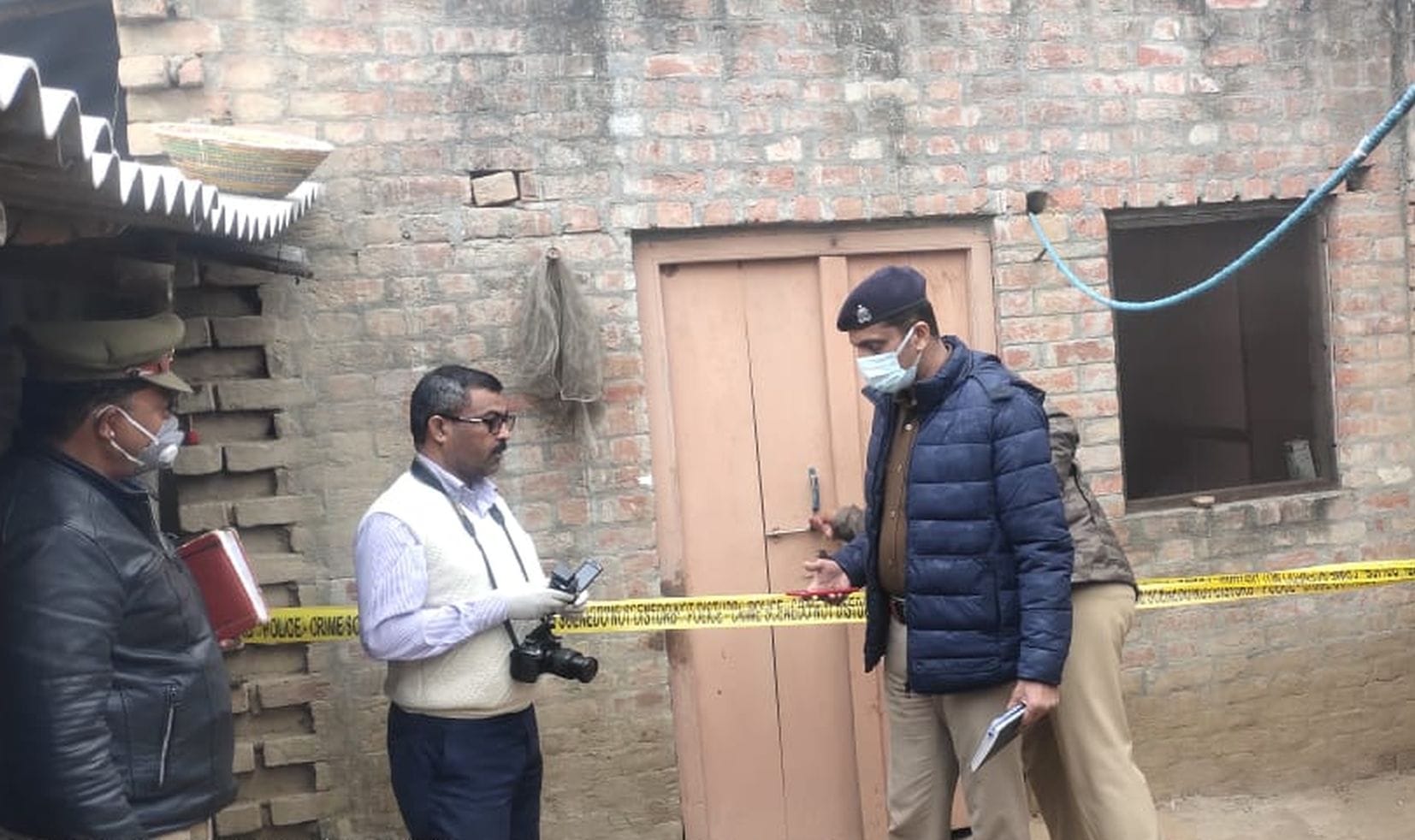 अयोध्या-मवई थाना क्षेत्र के ग्राम नेवाजपुर में हत्या के बाद जांच करते सीओ अयोध्या-मवई थाना क्षेत्र के ग्राम नेवाजपुर में हत्या के बाद जांच करते सीओ