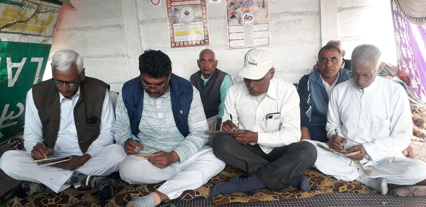 अन्ना हजारे को चिट्ठी लिखते किसान। संवाद अन्ना हजारे को चिट्ठी लिखते किसान। संवाद