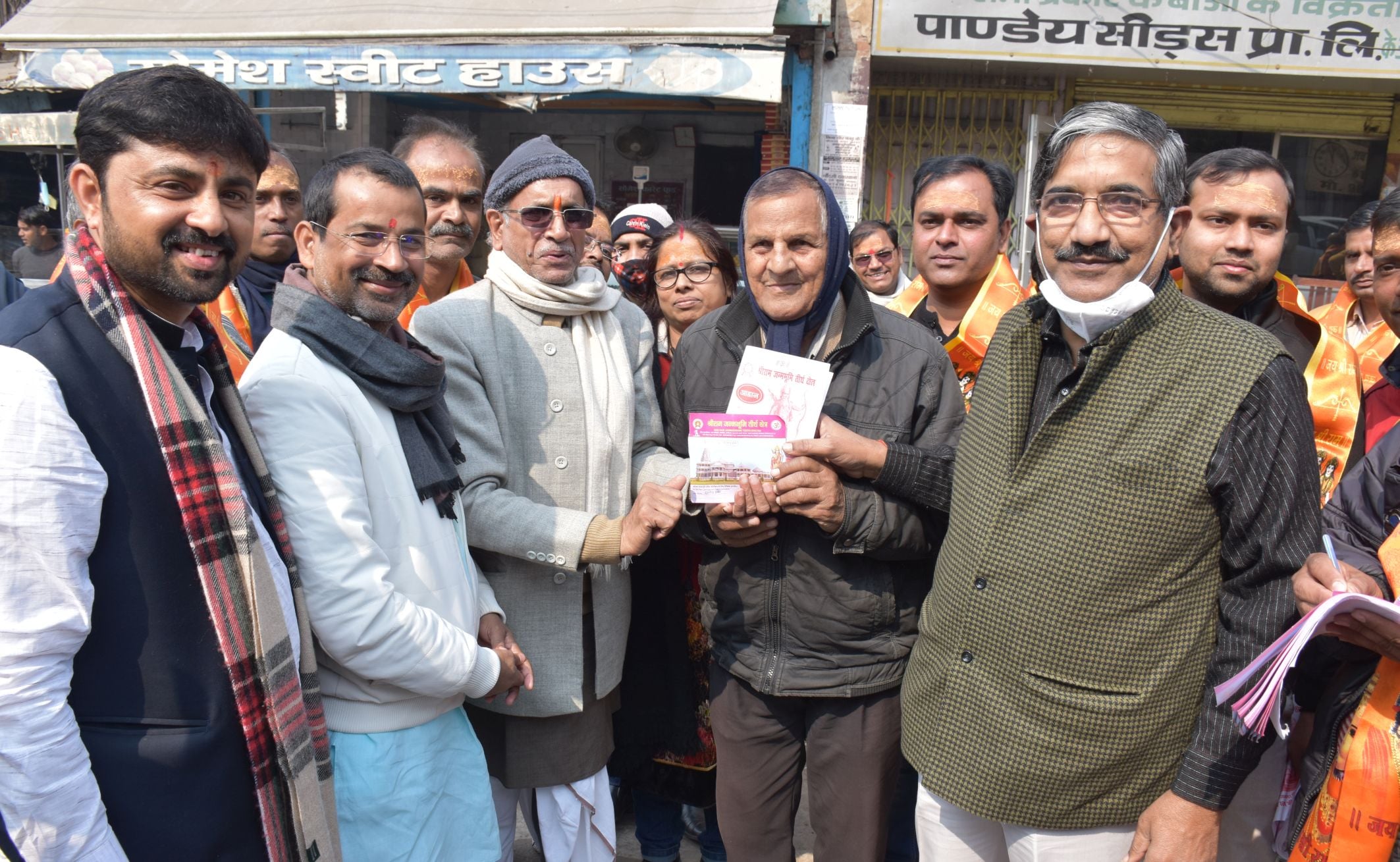 अयोध्या-राममंदिर निर्माण के लिए चलाए जा रहे निधि समर्पण अभियान के दूसरे चरण में दुकानों पर जाकर न
