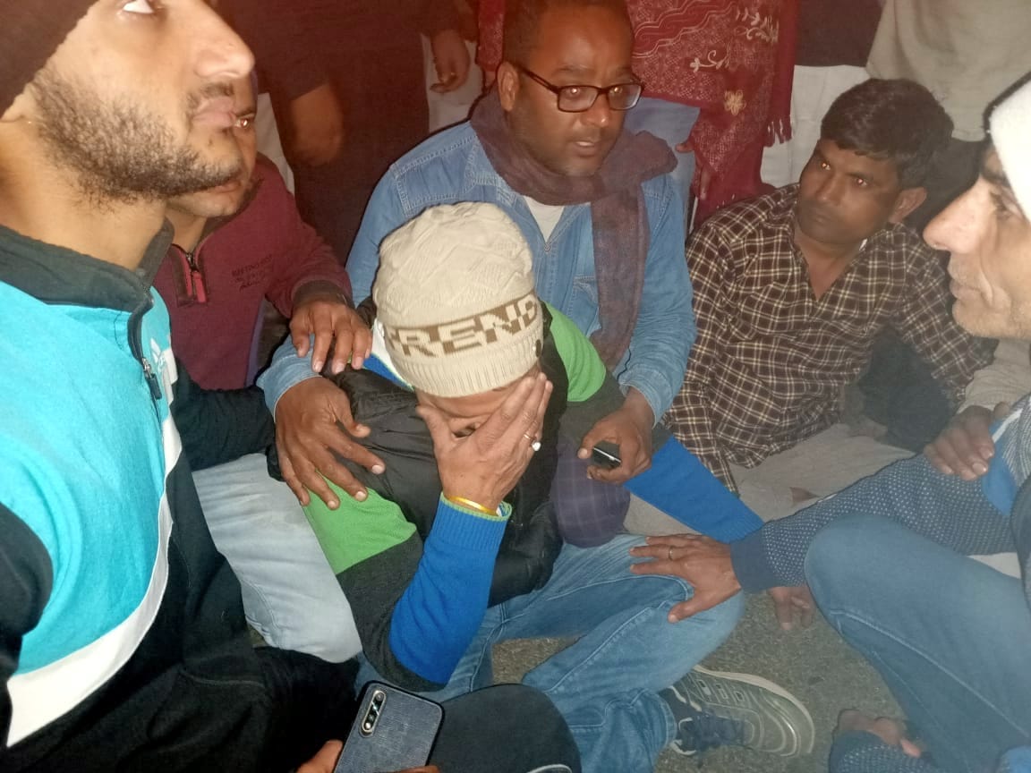 तितावी क्षेत्र के बघरा में हादसा के बाद बिलखते परिजन। तितावी क्षेत्र के बघरा में हादसा के बाद बिलखते परिजन।