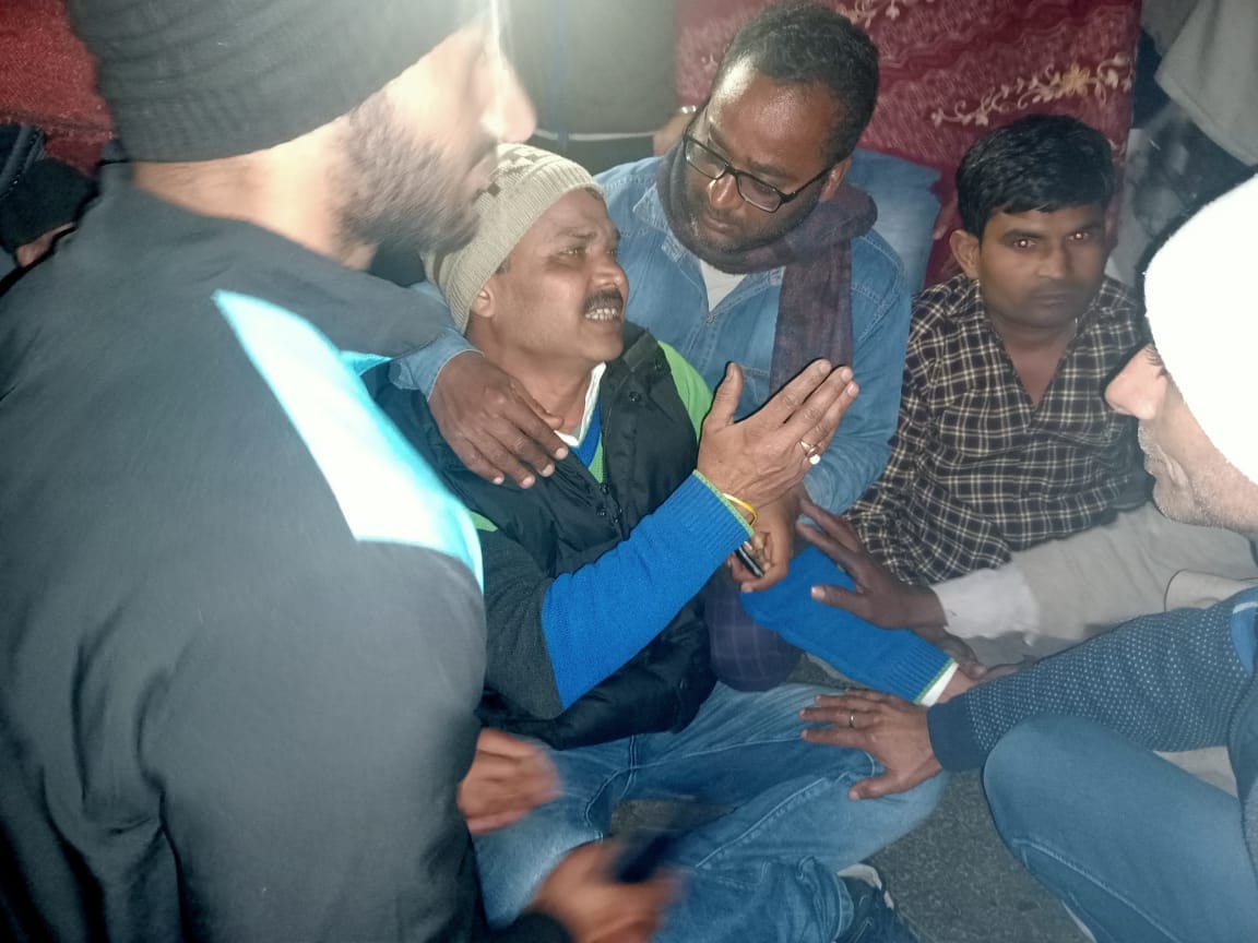 तितावी क्षेत्र के बघरा में हादसा के बाद बिलखते परिजन। तितावी क्षेत्र के बघरा में हादसा के बाद बिलखते परिजन।