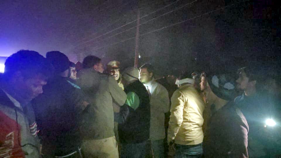 तितावी क्षेत्र के बघरा में हादसा के बाद ग्रामीणो को समझाती पुलिस। तितावी क्षेत्र के बघरा में हादसा के बाद ग्रामीणो को समझाती पुलिस।