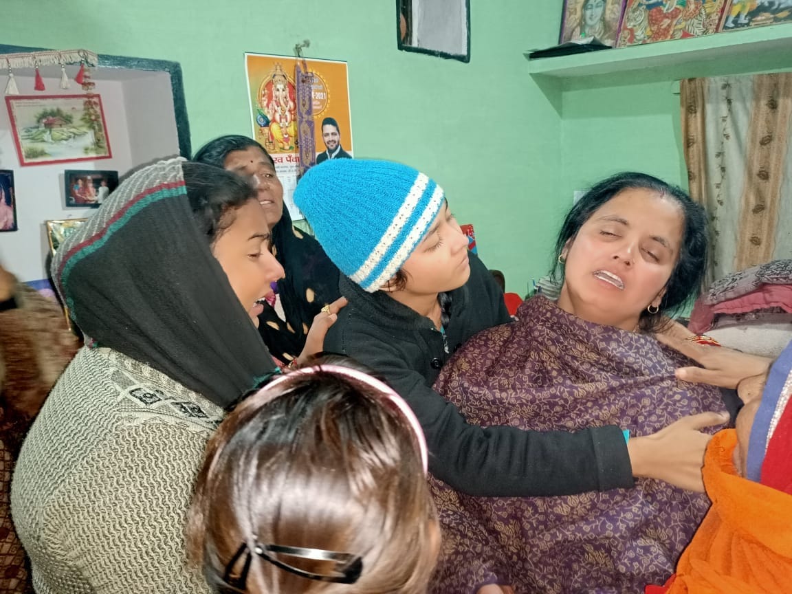 तितावी क्षेत्र के बघरा में मृतक छात्र के गमजदा परिजन। तितावी क्षेत्र के बघरा में मृतक छात्र के गमजदा परिजन।