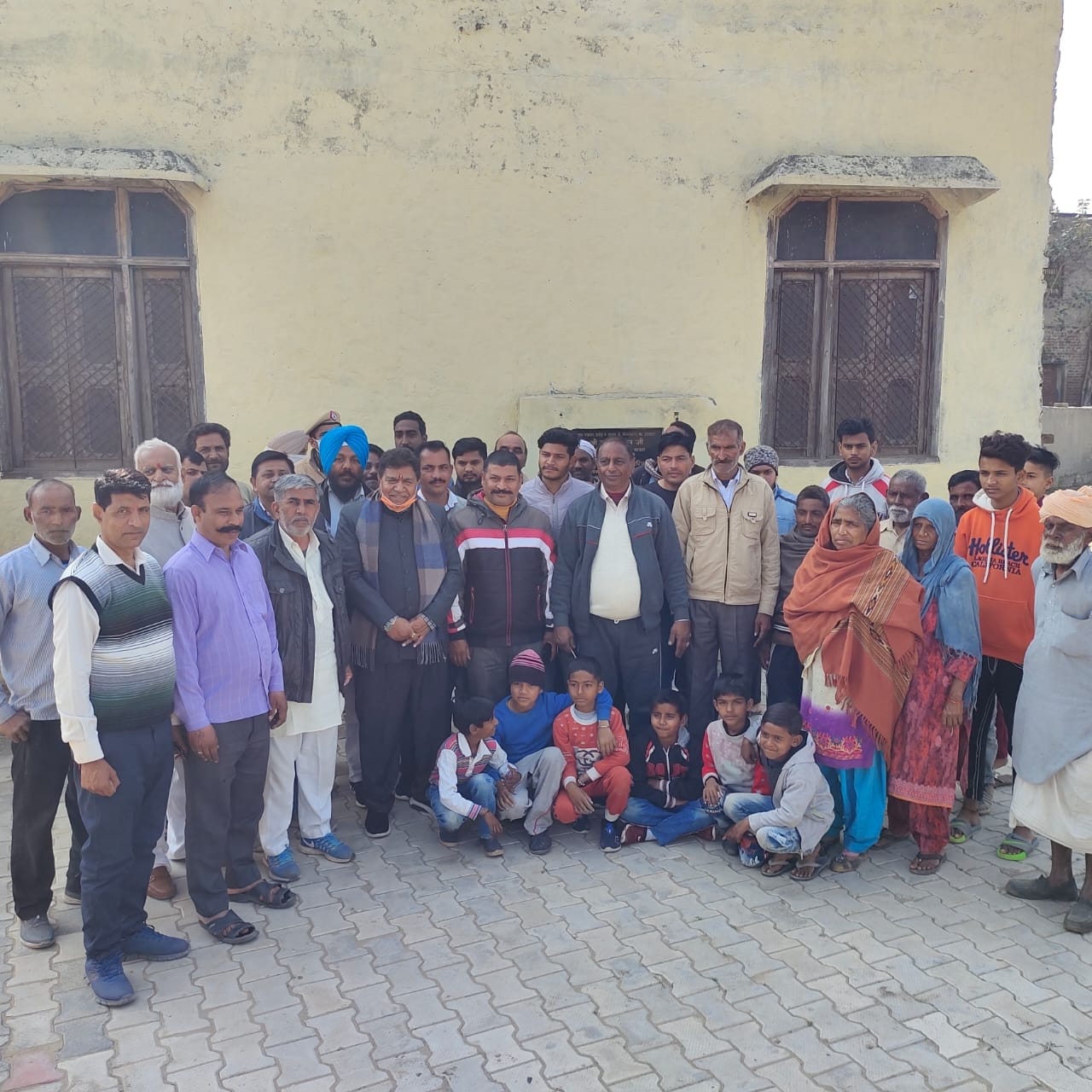 गांव के लोगों ने मन की बात सुनने के बाद खुशी का इजहार किया। गांव के लोगों ने मन की बात सुनने के बाद खुशी का इजहार किया।