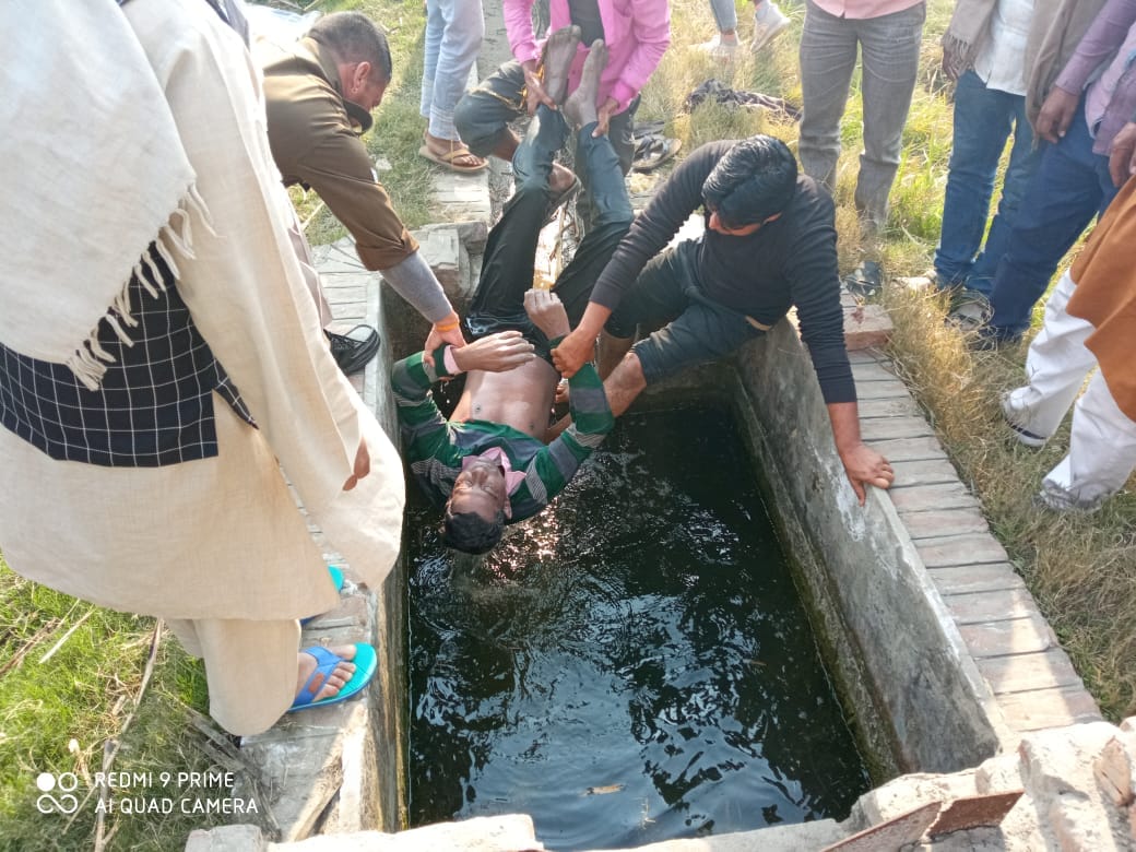 मेरठ। सरूरपुर के गांव पांचली बुजुर्ग के जंगल में हौज से मुजफ्फरनगर निवासी युवक का शव निकालती पुल? मेरठ। सरूरपुर के गांव पांचली बुजुर्ग के जंगल में हौज से मुजफ्फरनगर निवासी युवक का शव निकालती पुल?