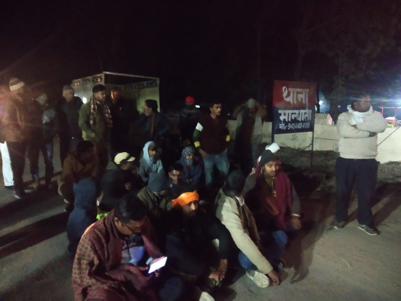 मानधाता थाने के सामने किशोर का शव लेकर धरने पर बैठे सराय सुजान के ग्रामीण व परिजन। मानधाता थाने के सामने किशोर का शव लेकर धरने पर बैठे सराय सुजान के ग्रामीण व परिजन।