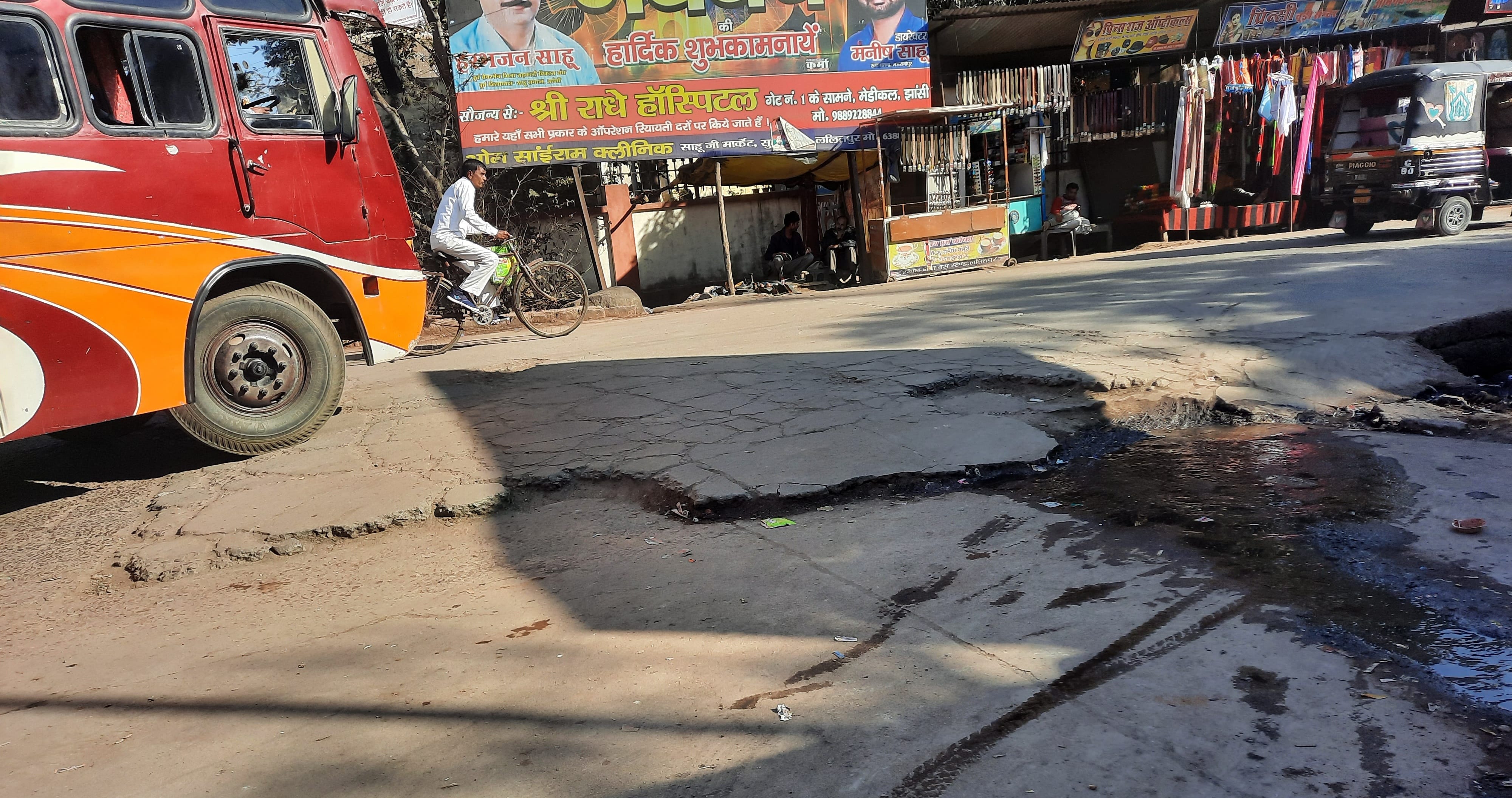 जिला मुख्यालय स्थित अंतर्राज्जीय बस स्टैंड पर टूटी सड़क जिला मुख्यालय स्थित अंतर्राज्जीय बस स्टैंड पर टूटी सड़क