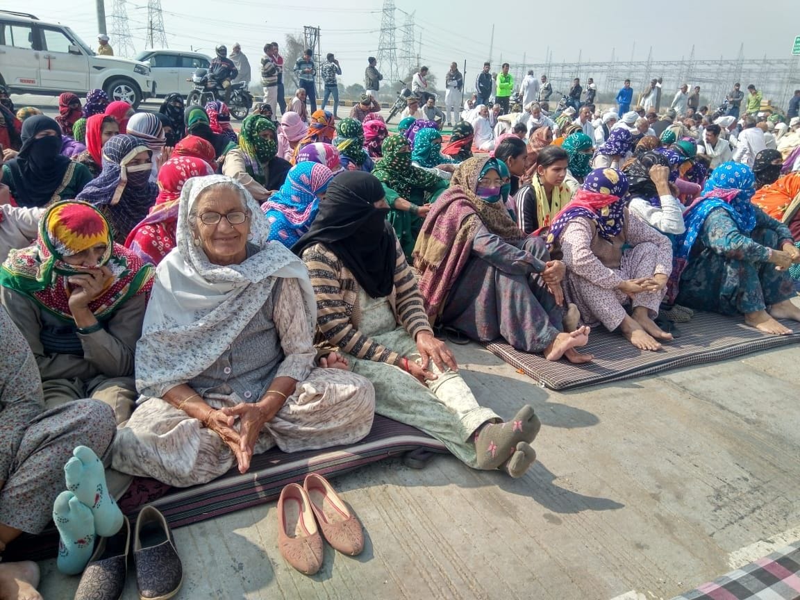 खटकड़ टोल प्लाजा पर बैठीं महिलाएं। संवाद खटकड़ टोल प्लाजा पर बैठीं महिलाएं। संवाद