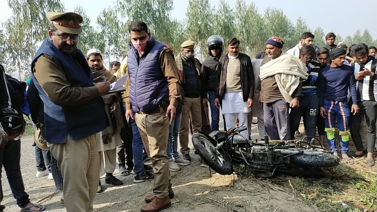कैराना में मजदूर देवेन्द्र के शव की जानकारी लेती पुलिस व पास ही पडी बाइक कैराना में मजदूर देवेन्द्र के शव की जानकारी लेती पुलिस व पास ही पडी बाइक