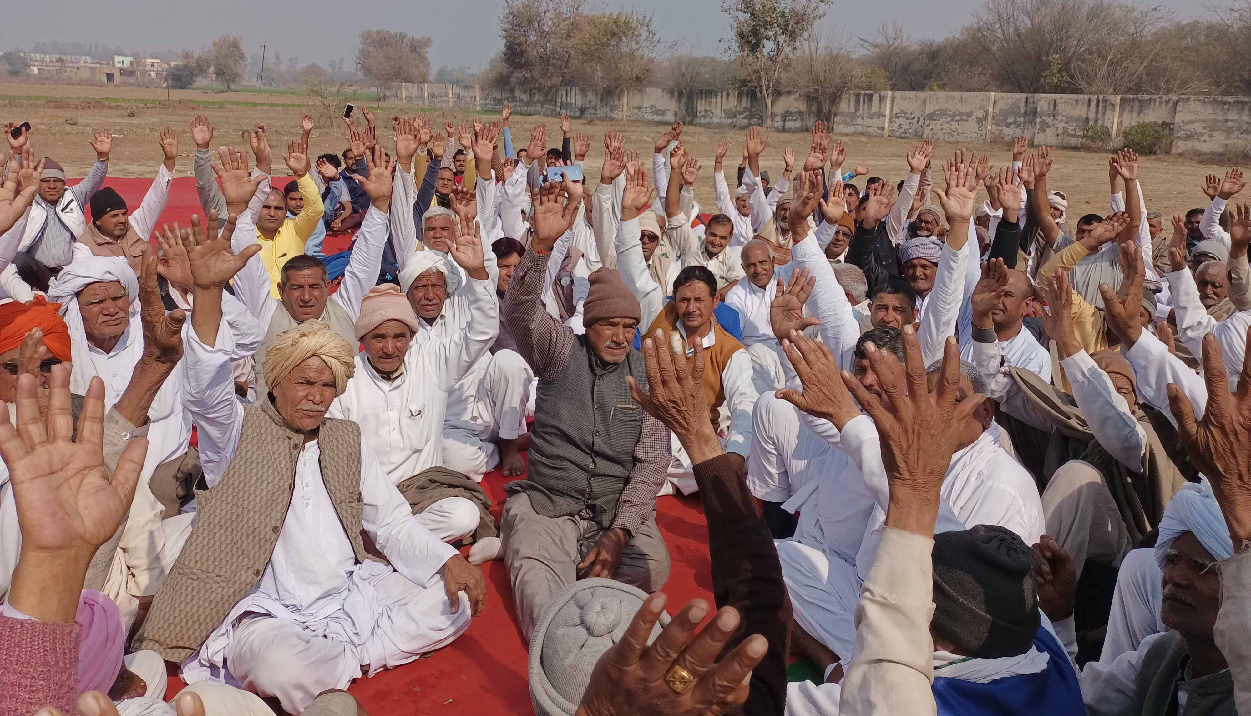 पंचायत में हाथ खड़े करके सभी फैसलों पर सहमति जताते लोग। संवाद पंचायत में हाथ खड़े करके सभी फैसलों पर सहमति जताते लोग। संवाद