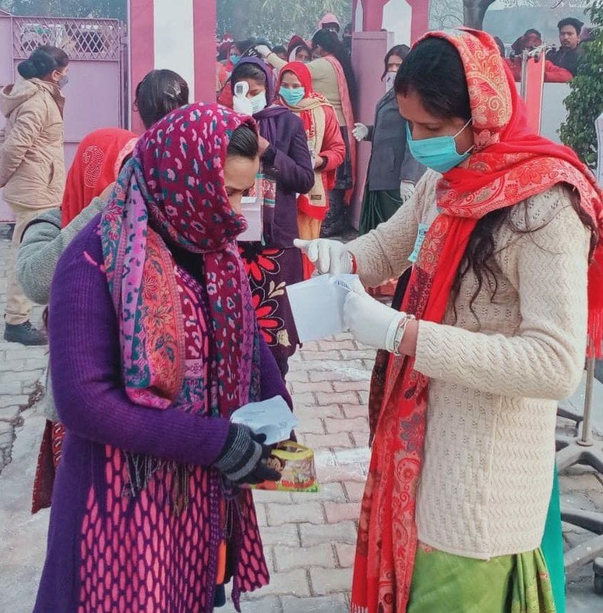 लालगंज में सी टेट परीक्षा देने आयी परीक्षार्थी की गेट पर जांच करती निरीक्षक। लालगंज में सी टेट परीक्षा देने आयी परीक्षार्थी की गेट पर जांच करती निरीक्षक।