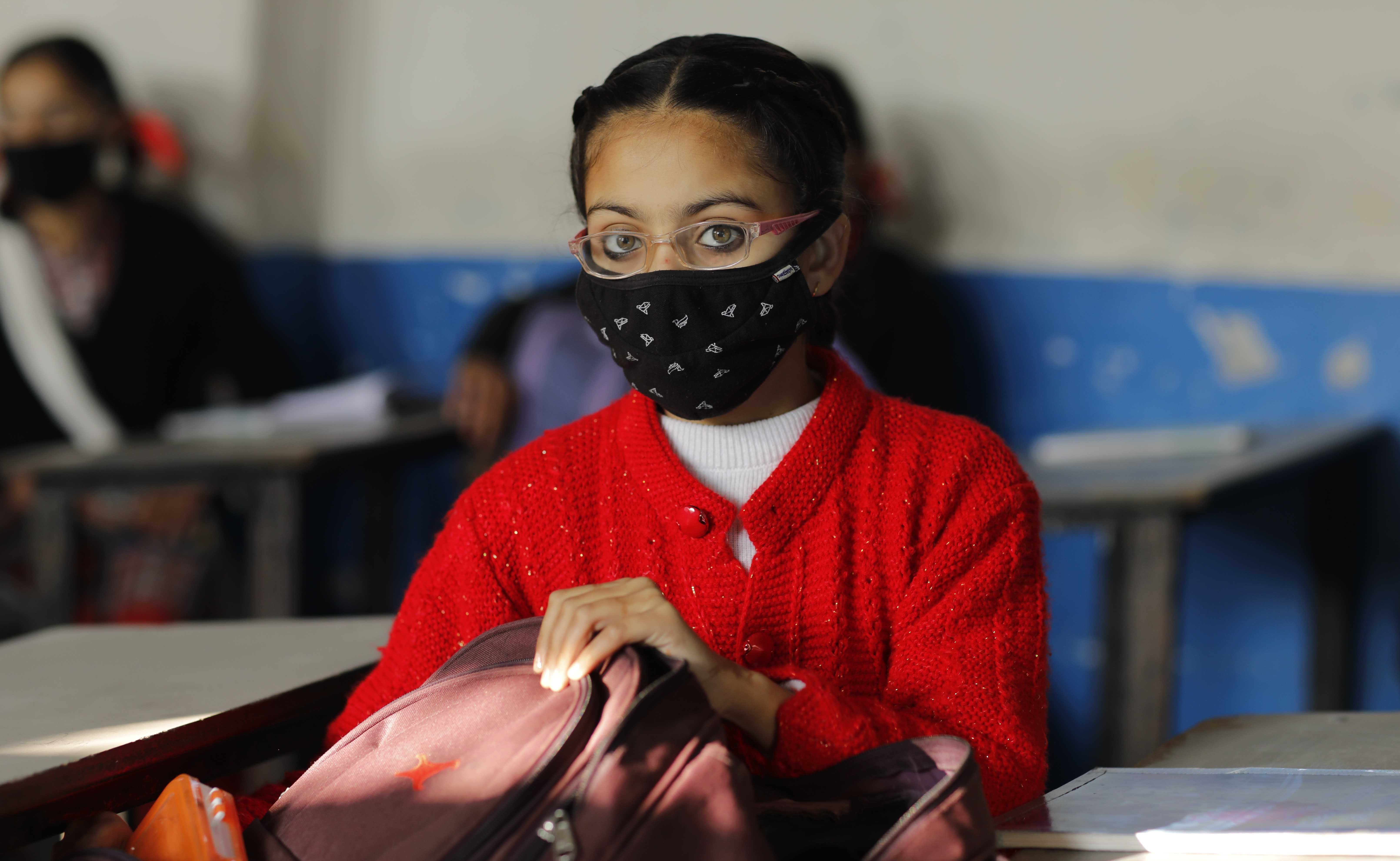 ऊना के कन्या स्कूल में कोरोना के बाद पहले दिन स्कूल क्लास रुम में बैठी छात्रा ऊना के कन्या स्कूल में कोरोना के बाद पहले दिन स्कूल क्लास रुम में बैठी छात्रा