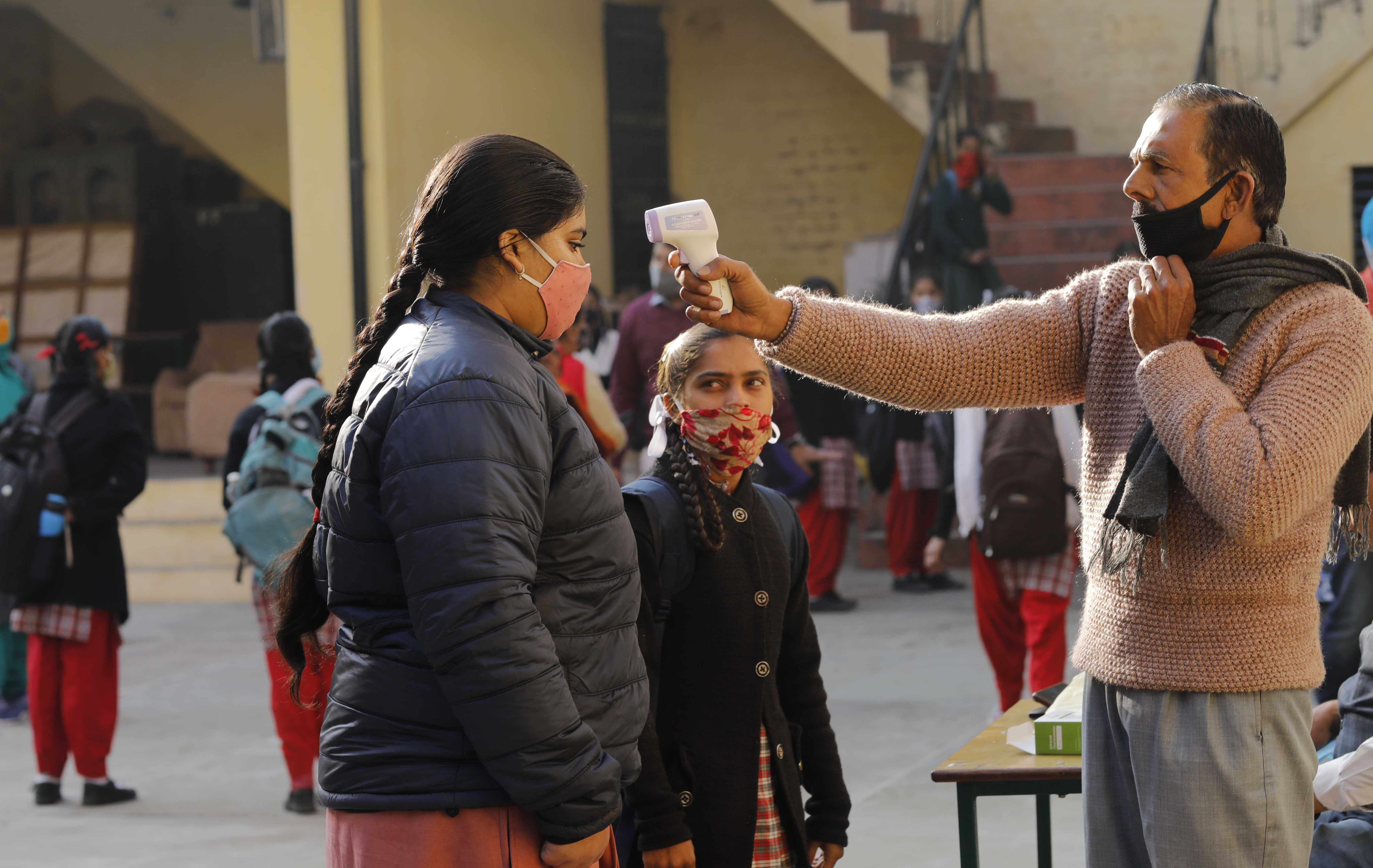 ऊना के कन्या स्कूल में कोरोना के बाद पहले दिन स्कूल पहुचने पर थर्मल स्कैनिंग करते हुए ऊना के कन्या स्कूल में कोरोना के बाद पहले दिन स्कूल पहुचने पर थर्मल स्कैनिंग करते हुए