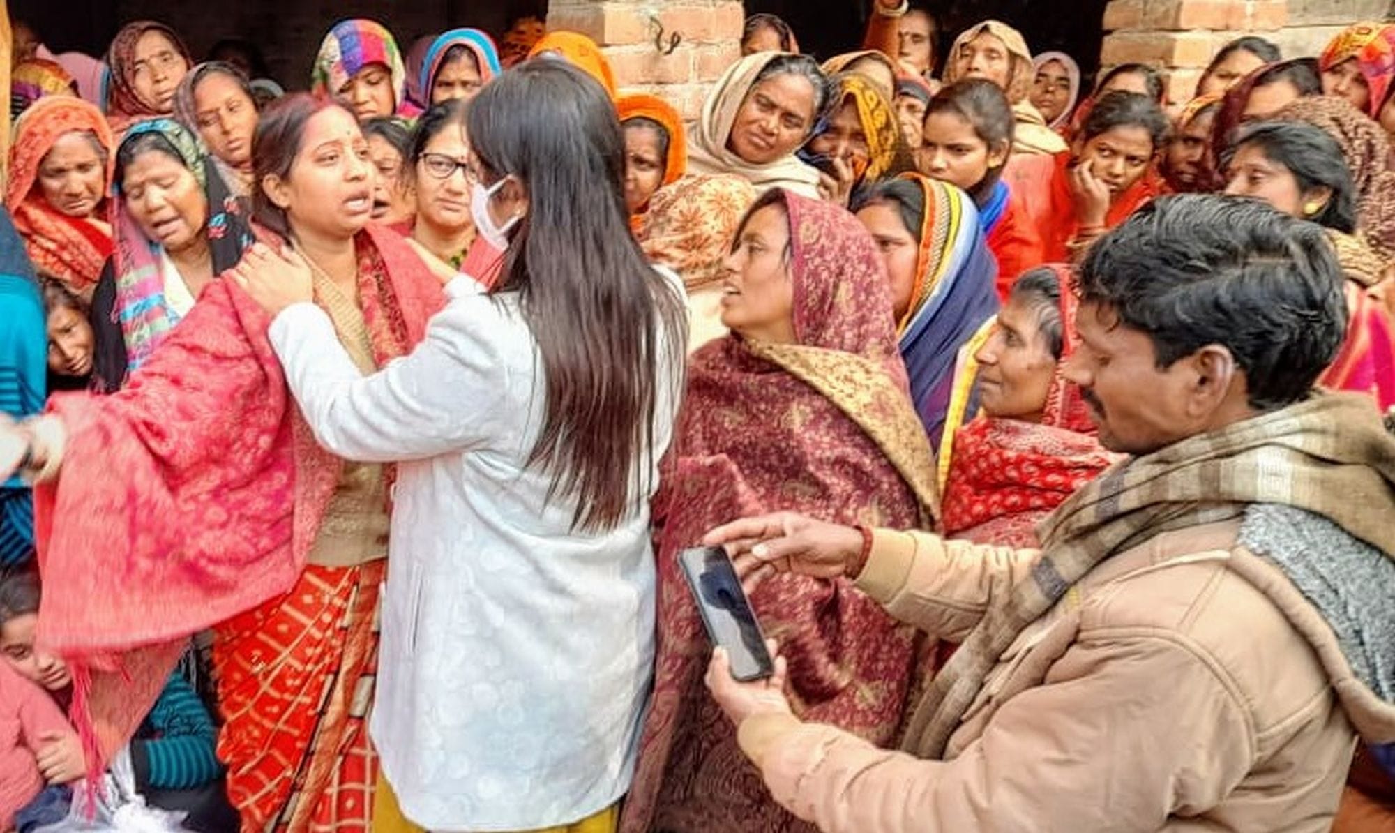 सीआरपीएफ जवान सौरभ की पत्नी वंदना को समझाती एसडीएम बिल्हौर सीआरपीएफ जवान सौरभ की पत्नी वंदना को समझाती एसडीएम बिल्हौर